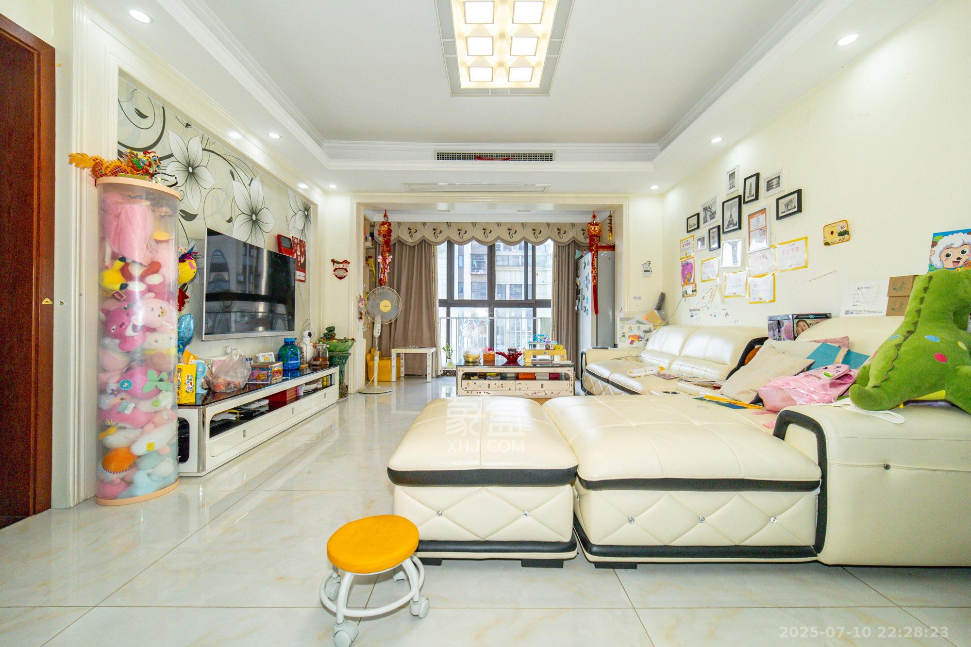 星湖湾一期高层  4室2厅2卫    109.9万 星湖湾一期高层  4室2厅2卫    109.9万客厅