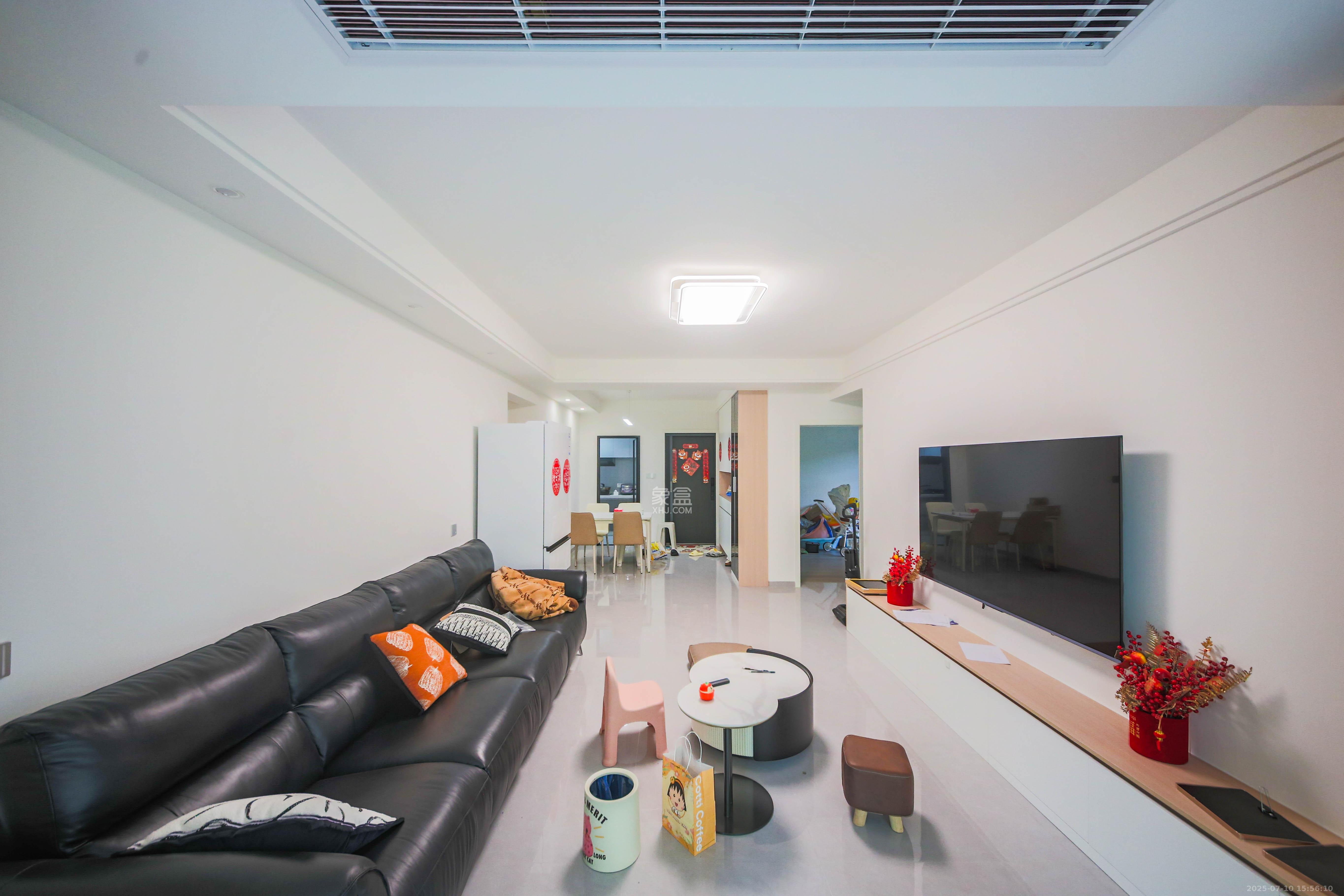 五江书香苑 4室2厅2卫 198.0万 五江书香苑 4室2厅2卫 198.0万客厅