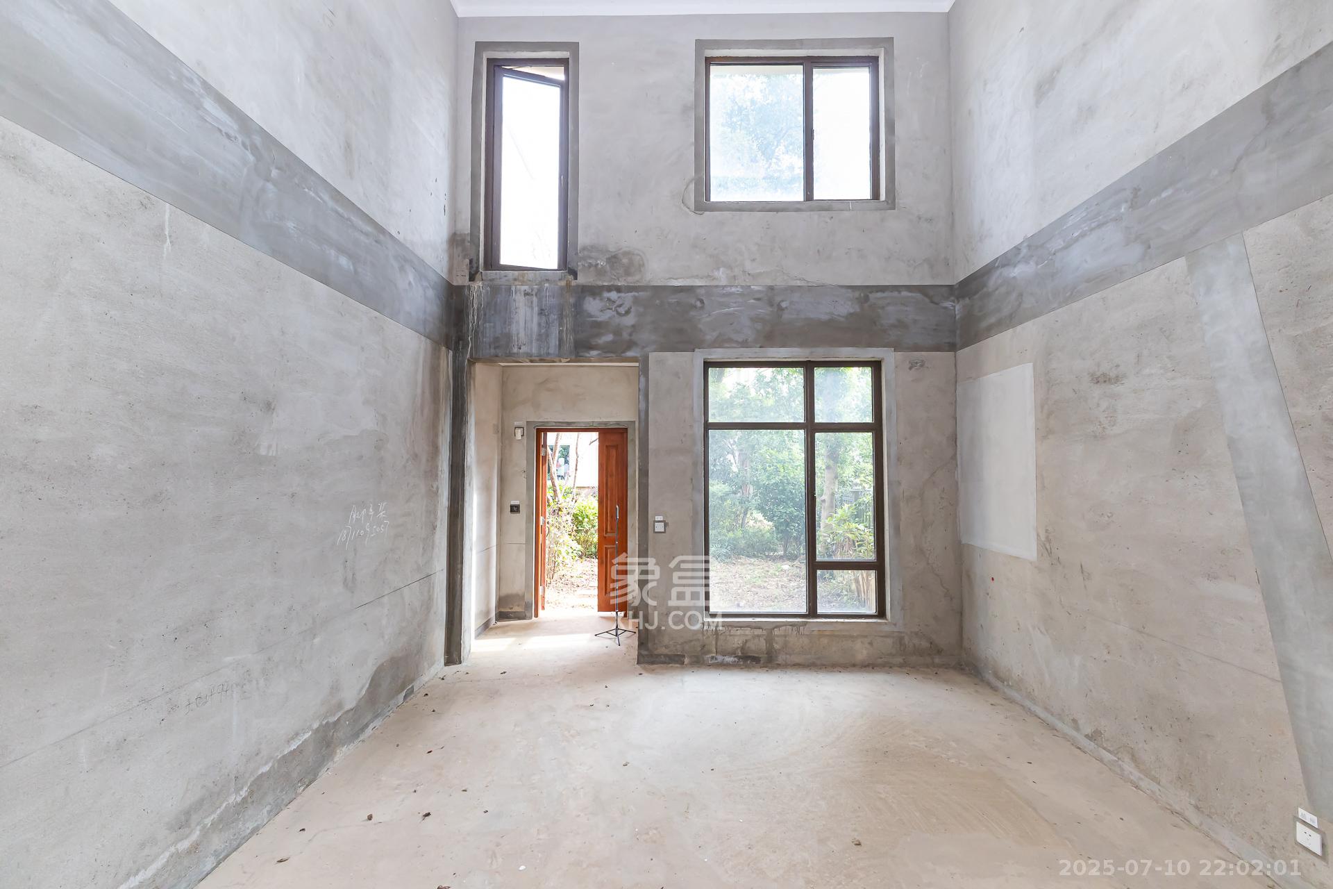 龙湖湘风原著(龙湖湘风星城) 4室2厅3卫 230.0万 龙湖湘风原著(龙湖湘风星城) 4室2厅3卫 230.0万客厅