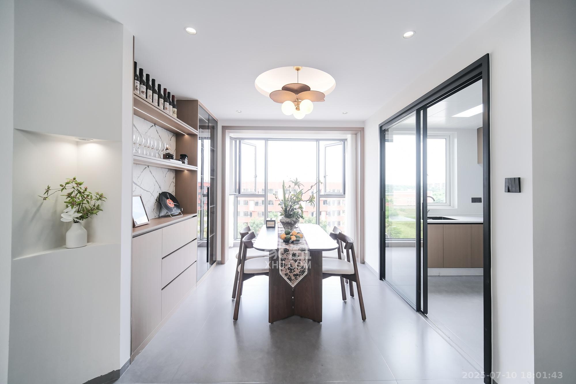 保利香槟国际  4室2厅2卫    102.8万 保利香槟国际  4室2厅2卫    102.8万客厅