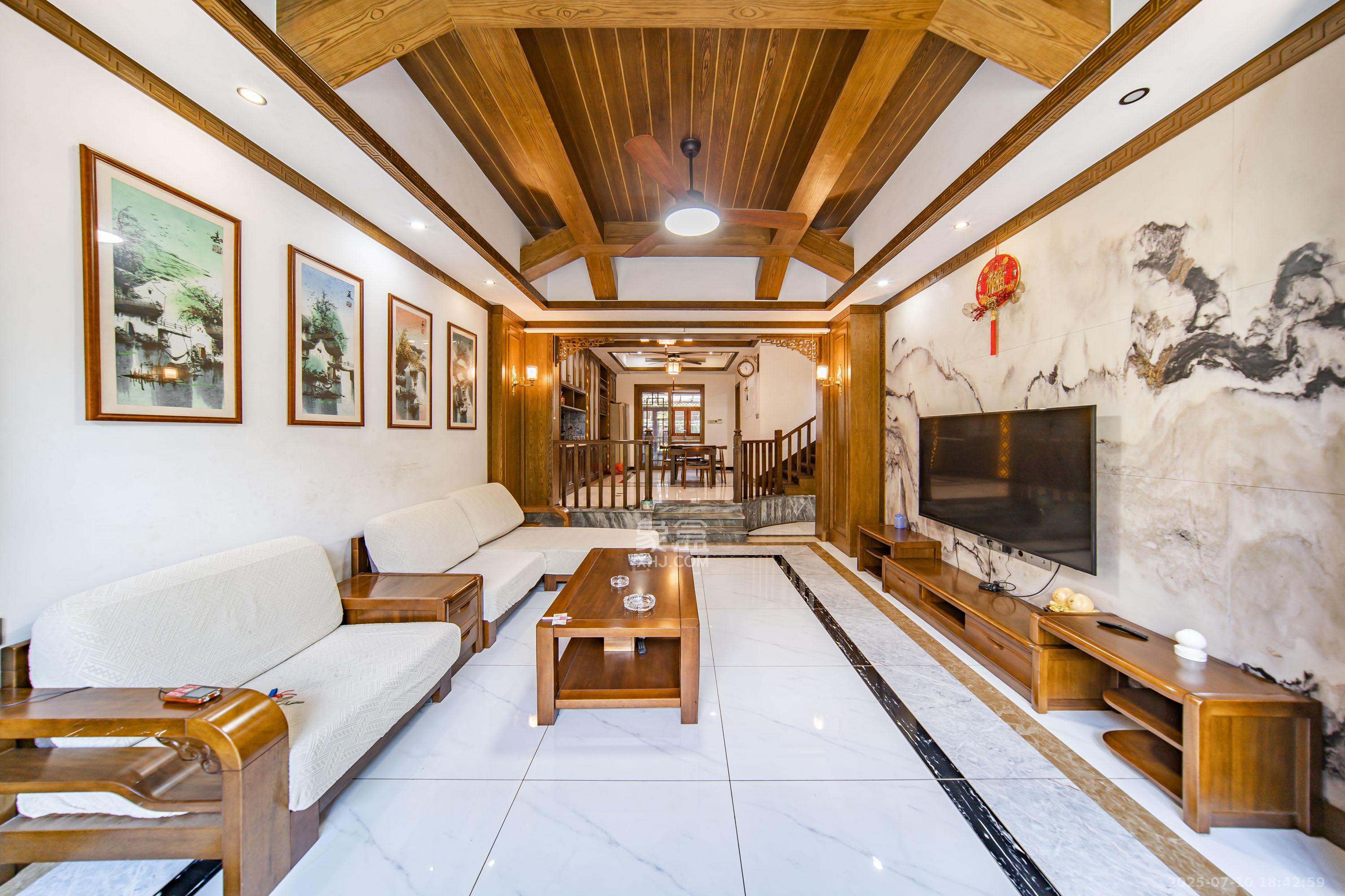 金科东方大院五期  5室2厅3卫    590.0万 金科东方大院五期  5室2厅3卫    590.0万客厅