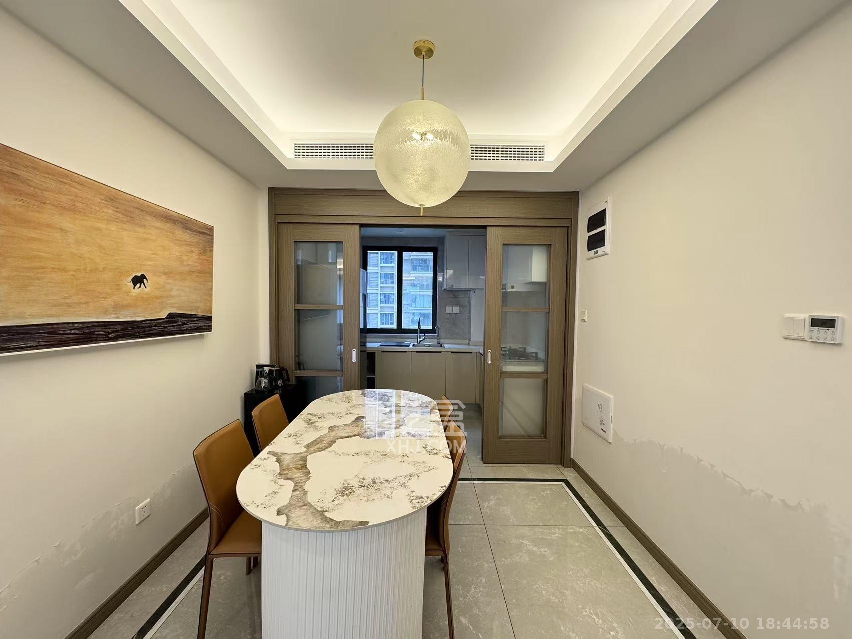 龙湖铂金中心(龙湖春江郦城) 3室2厅2卫 6800.0元/月 龙湖铂金中心(龙湖春江郦城) 3室2厅2卫 6800.0元/月室内图