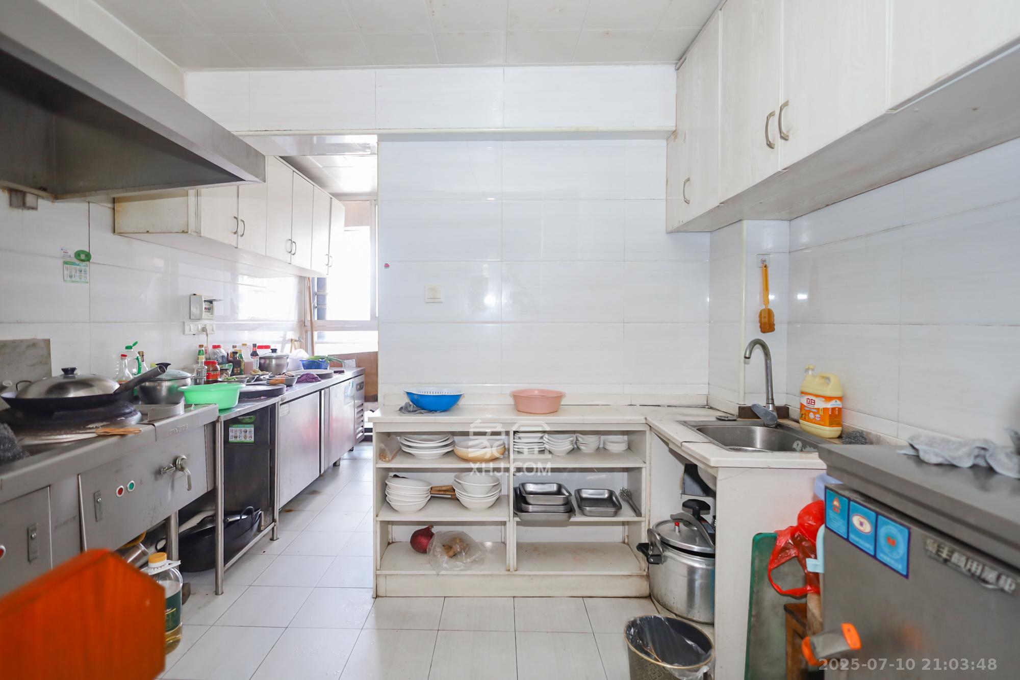 美林银谷 4室2厅1卫 136.0万 美林银谷 4室2厅1卫 136.0万厨房