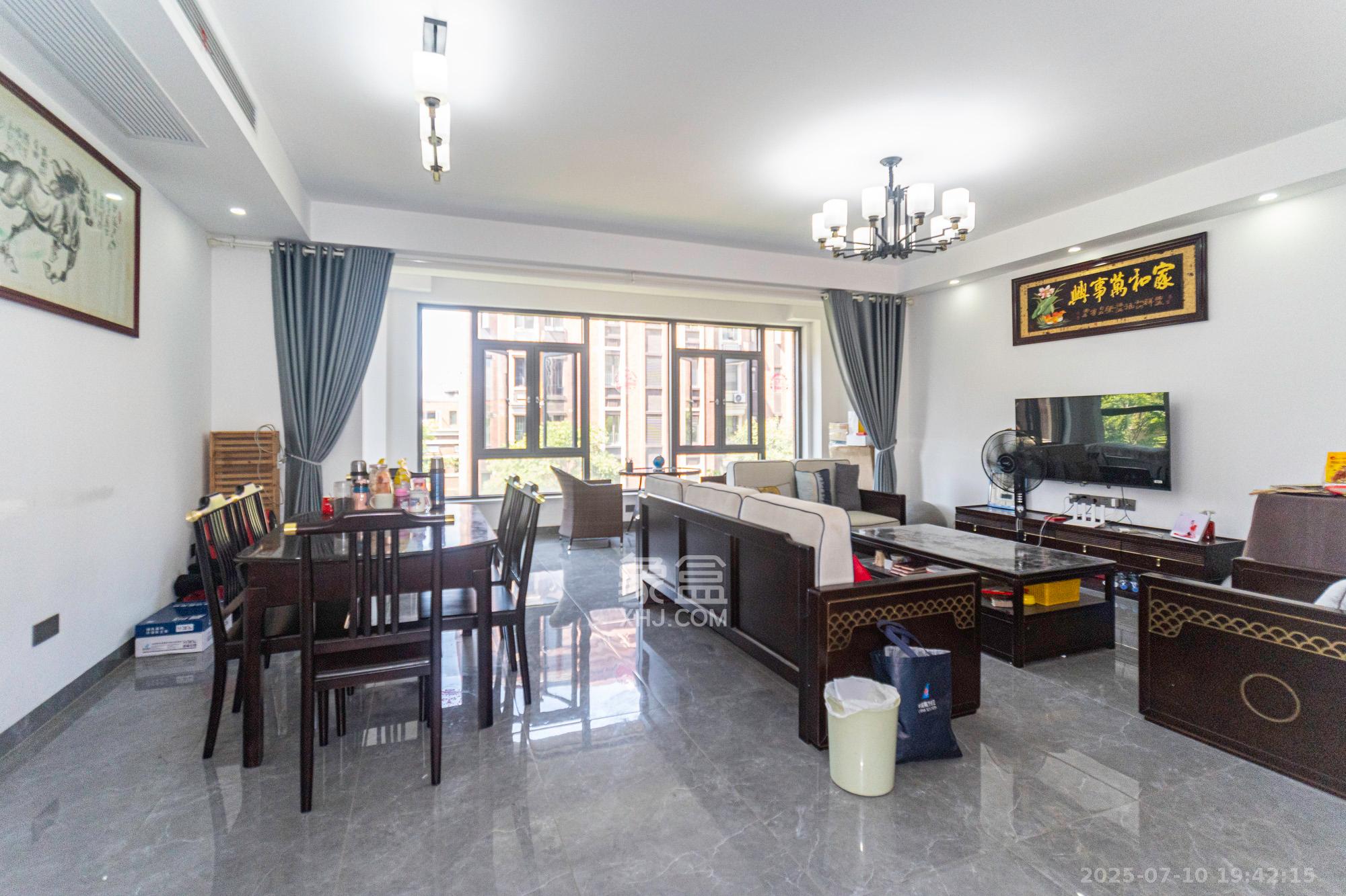 金地艺境 6室3厅2卫 246.8万 金地艺境 6室3厅2卫 246.8万客厅