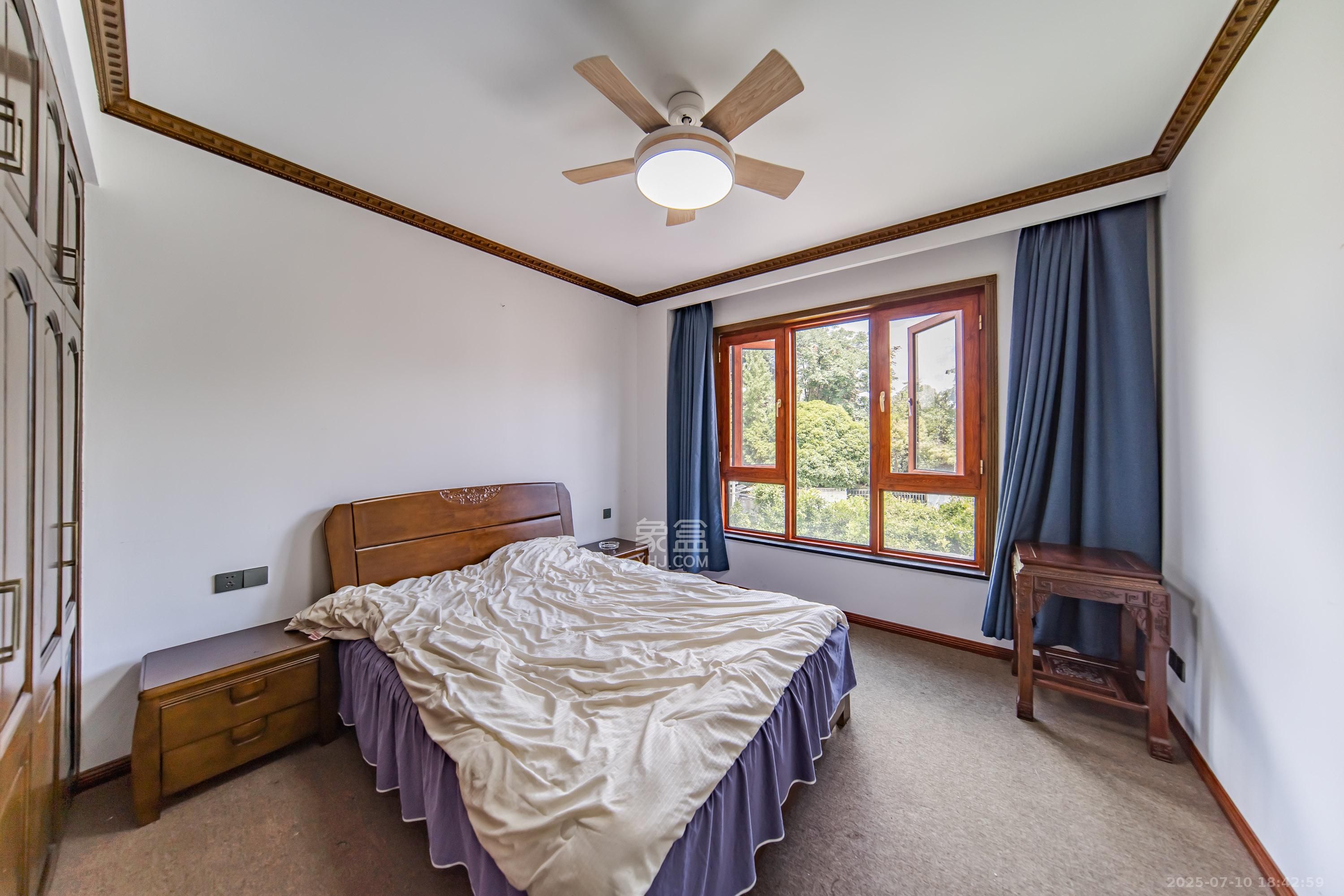 金科东方大院五期  5室2厅3卫    590.0万 金科东方大院五期  5室2厅3卫    590.0万卧室