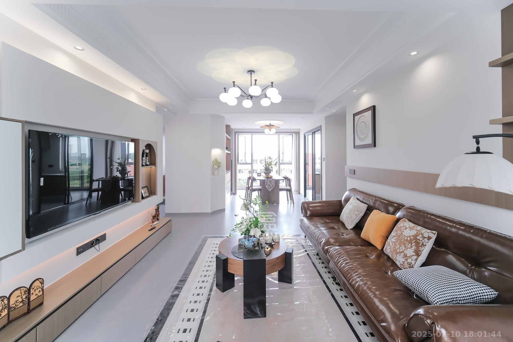 保利香槟国际  4室2厅2卫    102.8万 保利香槟国际  4室2厅2卫    102.8万客厅