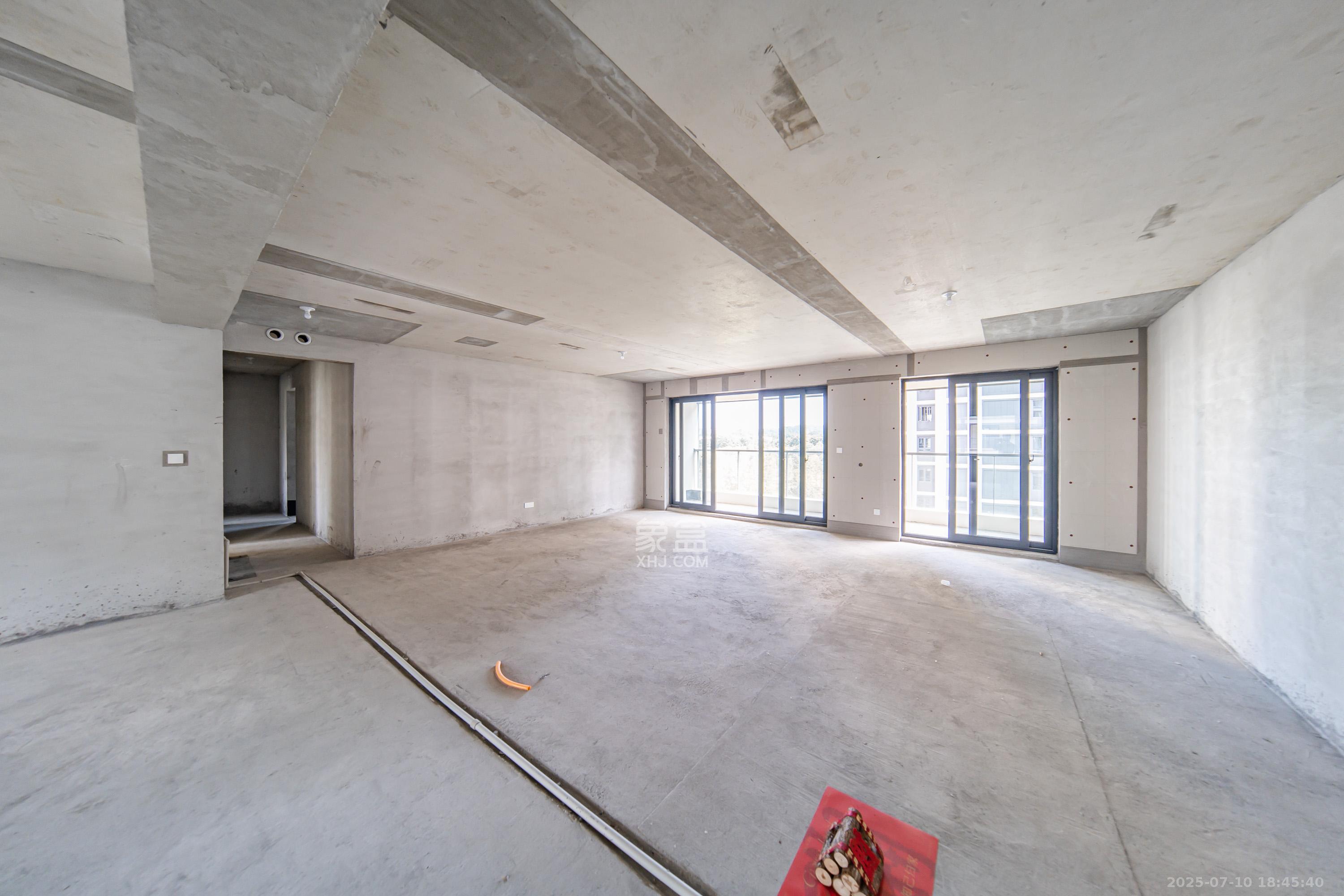 中建钰山湖  4室2厅2卫   390.00万客厅