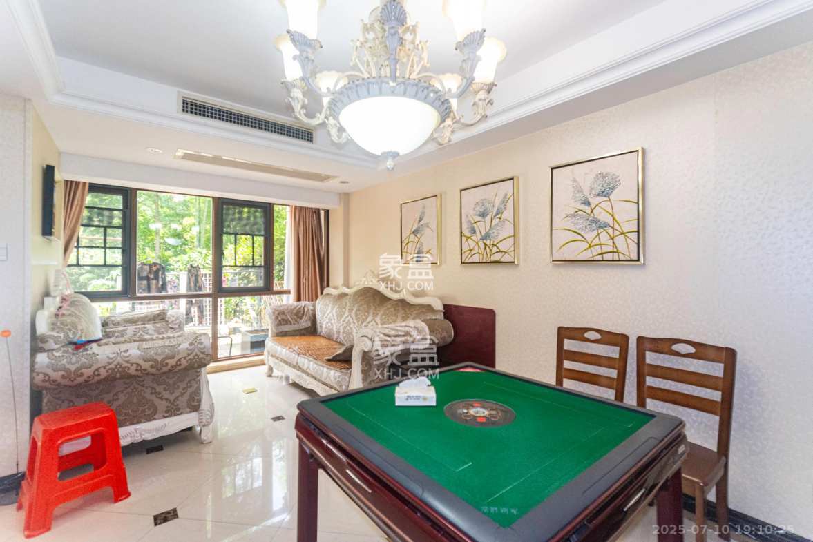 山水湾  5室2厅4卫    498.0万 山水湾  5室2厅4卫    498.0万客厅