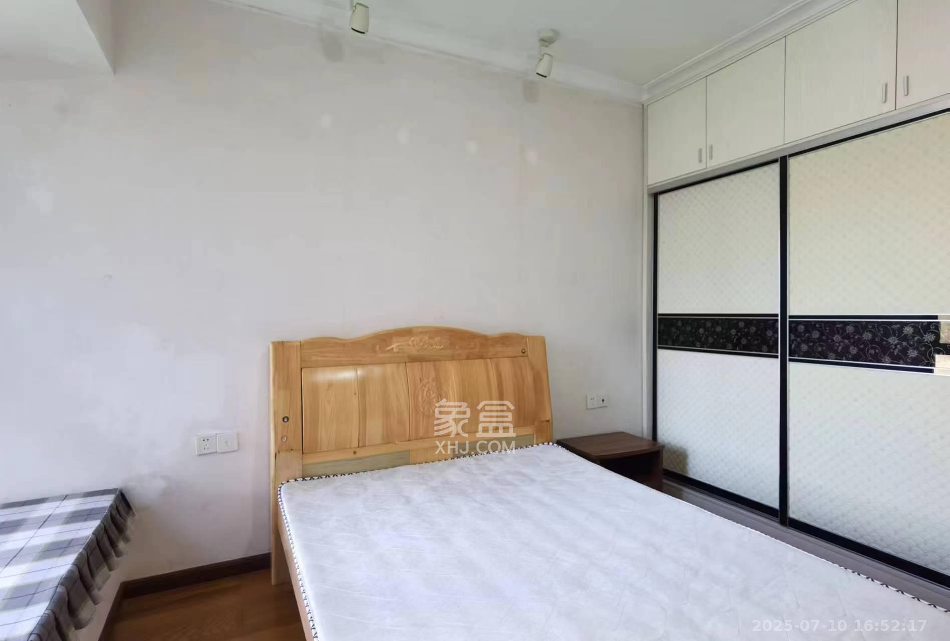 时代倾城一期  1室2厅1卫   1800.00元/月室内图1
