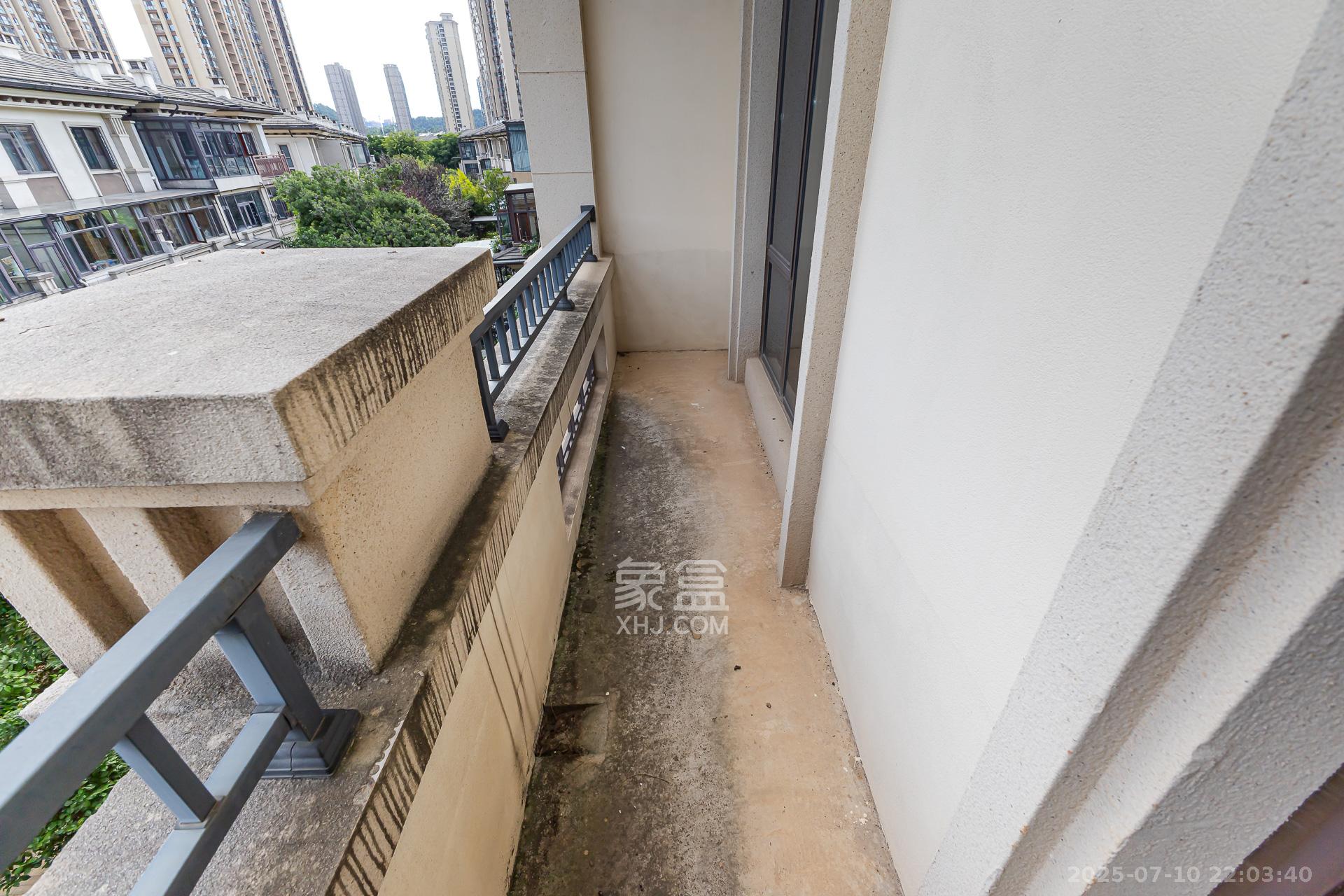 龙湖湘风原著(龙湖湘风星城) 4室2厅3卫 230.0万 龙湖湘风原著(龙湖湘风星城) 4室2厅3卫 230.0万阳台