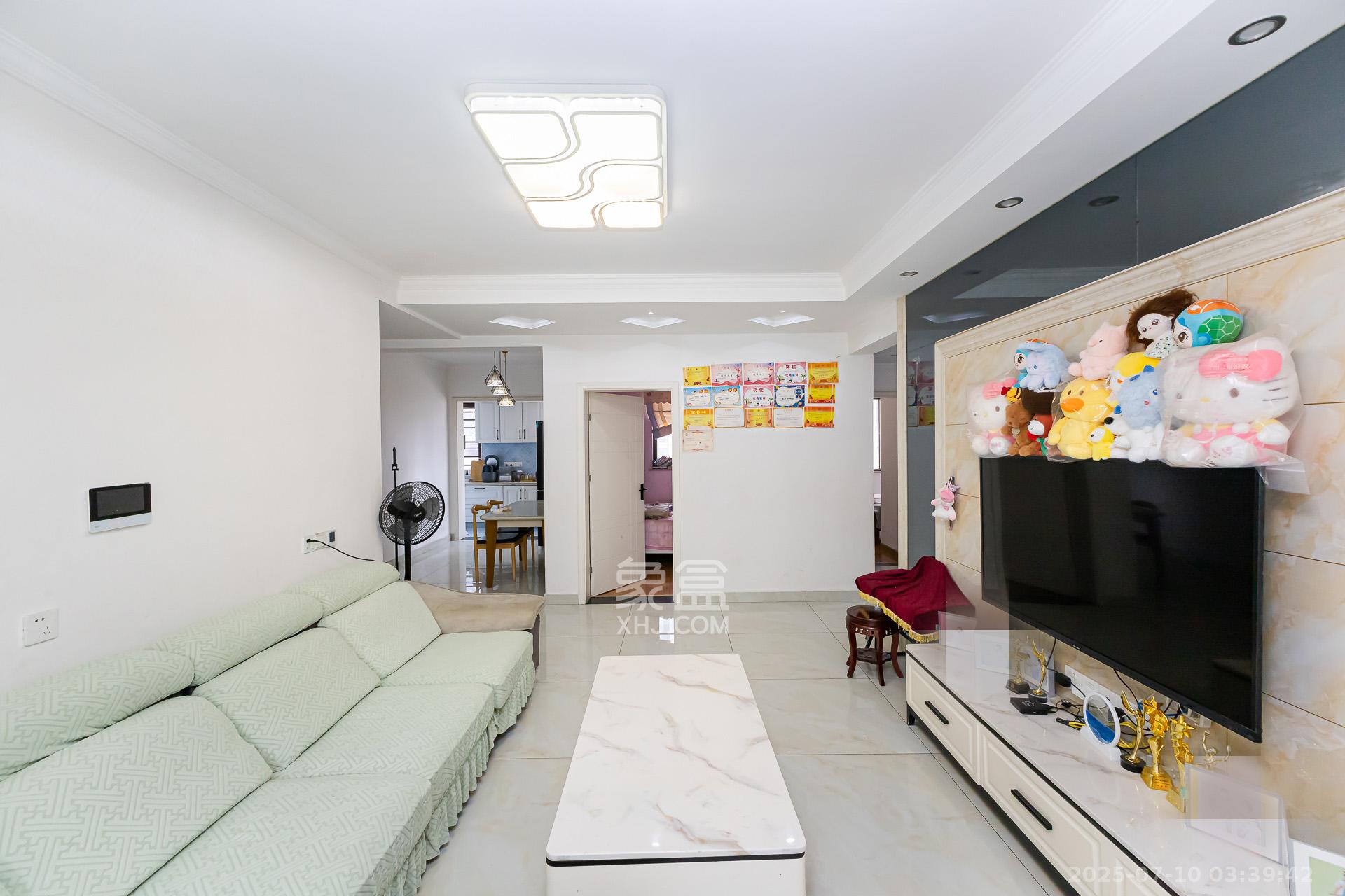 嘉宇银杉(嘉宇西苑) 3室2厅2卫 104.0万 嘉宇银杉(嘉宇西苑) 3室2厅2卫 104.0万客厅