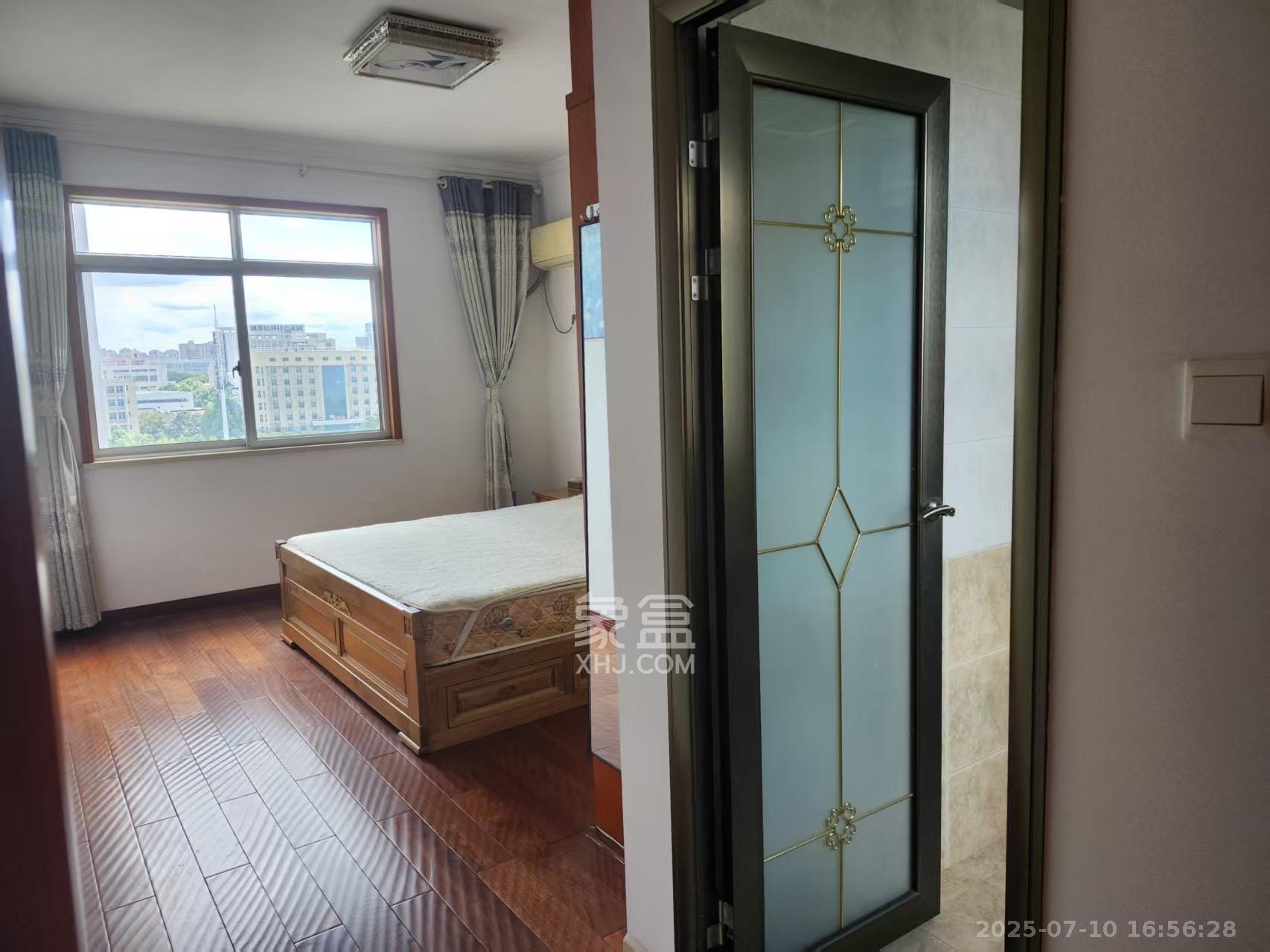 八一小区  3室2厅2卫   2300.00元/月室内图