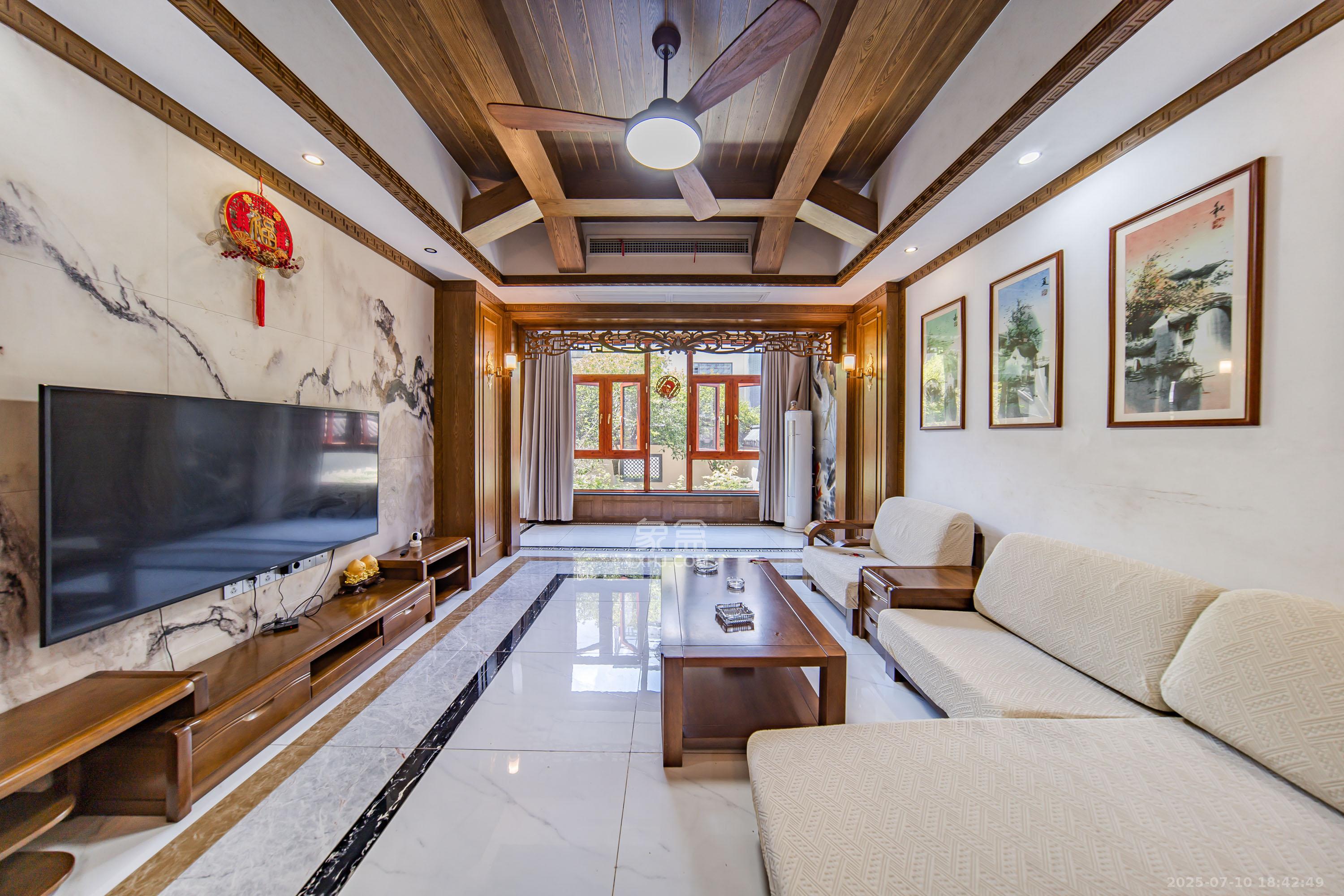 金科东方大院五期  5室2厅3卫    590.0万 金科东方大院五期  5室2厅3卫    590.0万客厅