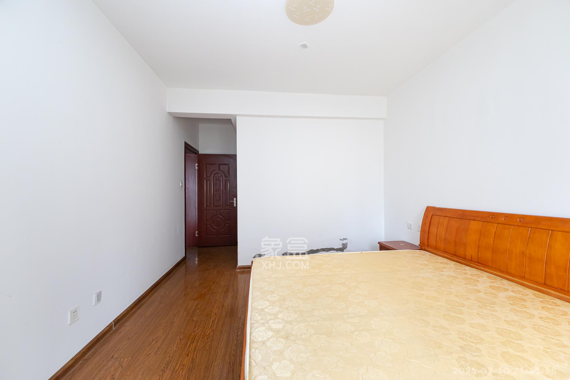 明发国际城  4室2厅2卫    91.0万 明发国际城  4室2厅2卫    91.0万卧室