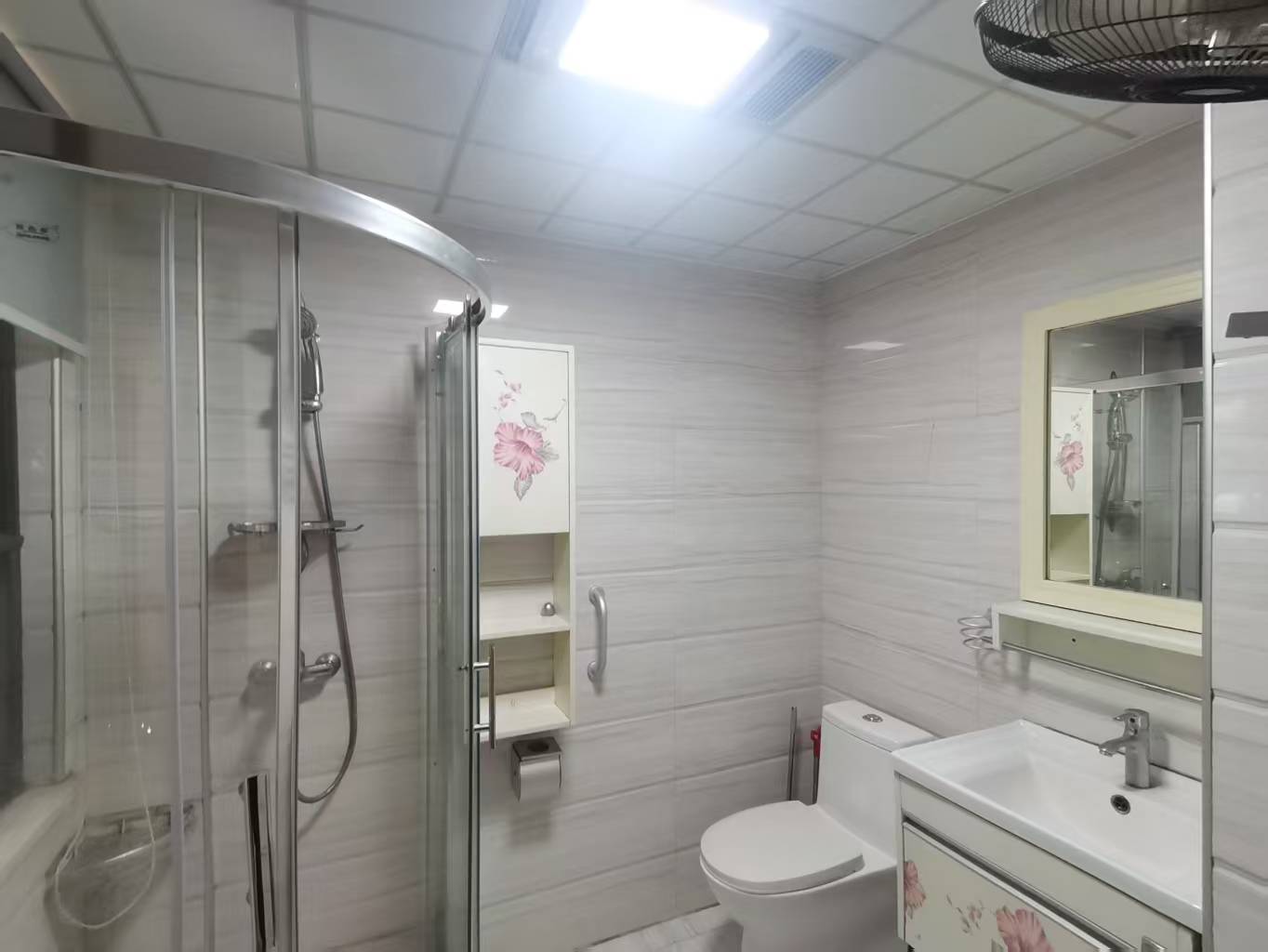 佳宁娜小区(梓山湖小区) 4室2厅2卫 57.0万 佳宁娜小区(梓山湖小区) 4室2厅2卫 57.0万室内图