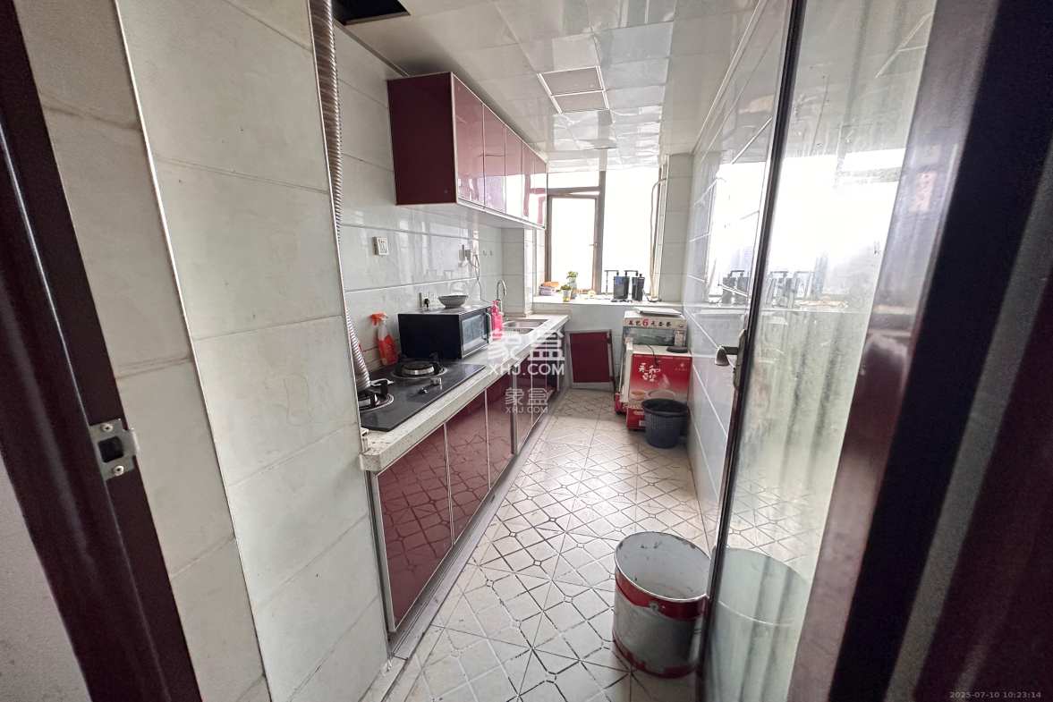 长房中庭国际(东郡华蓉广场)  1室1厅1卫    2500.0元/月 长房中庭国际(东郡华蓉广场)  1室1厅1卫    2500.0元/月室内图