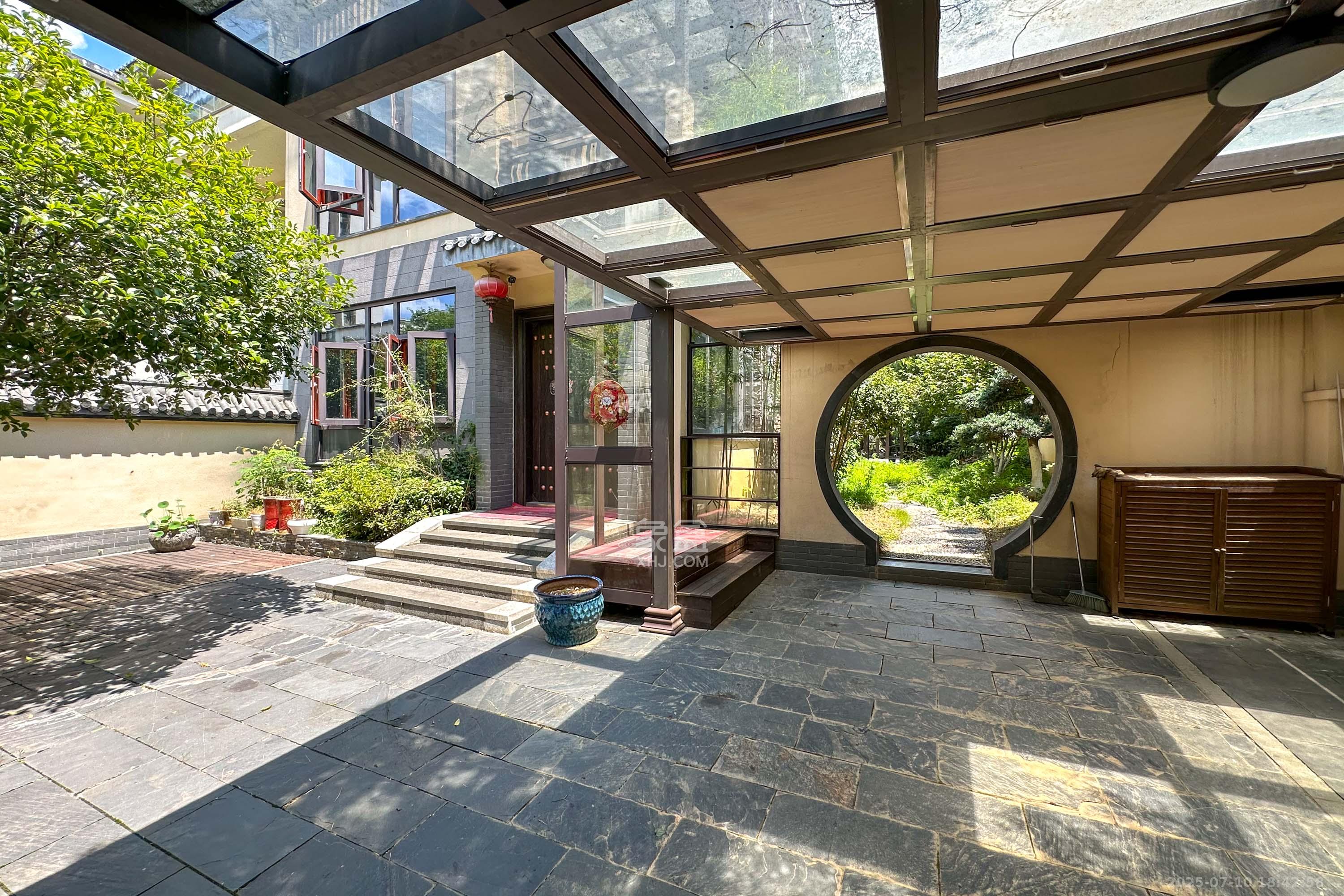 金科东方大院五期  5室2厅3卫    590.0万其他