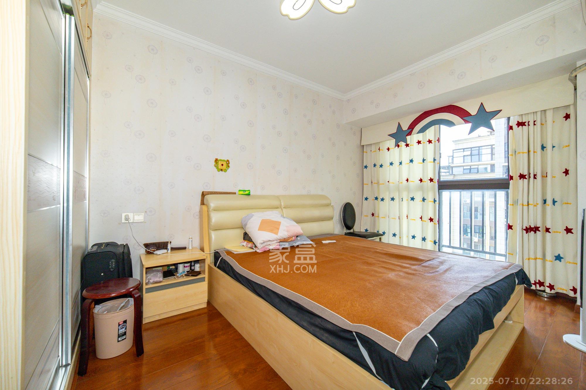 星湖湾一期高层  4室2厅2卫    109.9万 星湖湾一期高层  4室2厅2卫    109.9万卧室