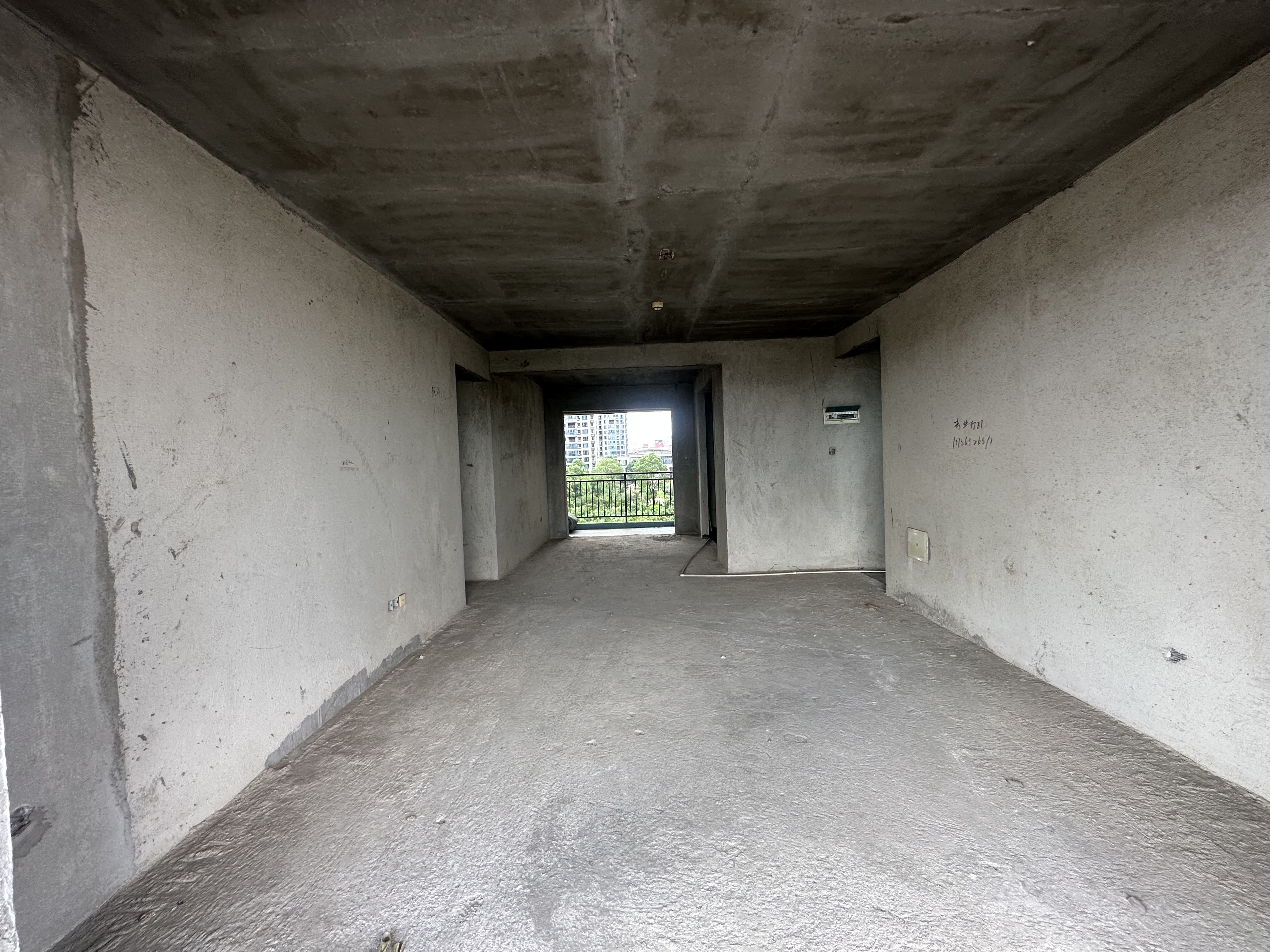 大同沁园  4室2厅2卫    72.8万客厅