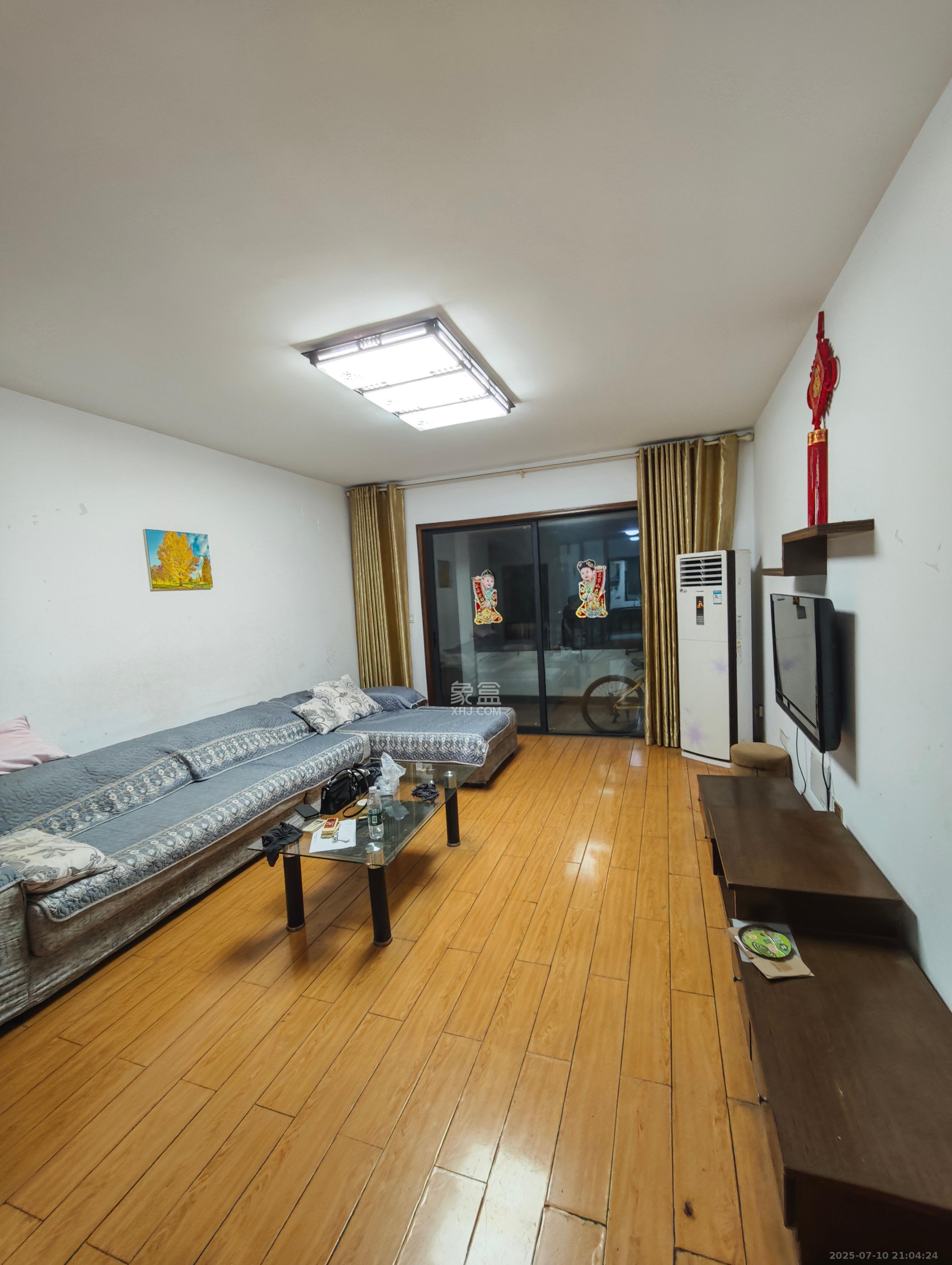 三一街区  3室2厅2卫   1700.00元/月室内图1