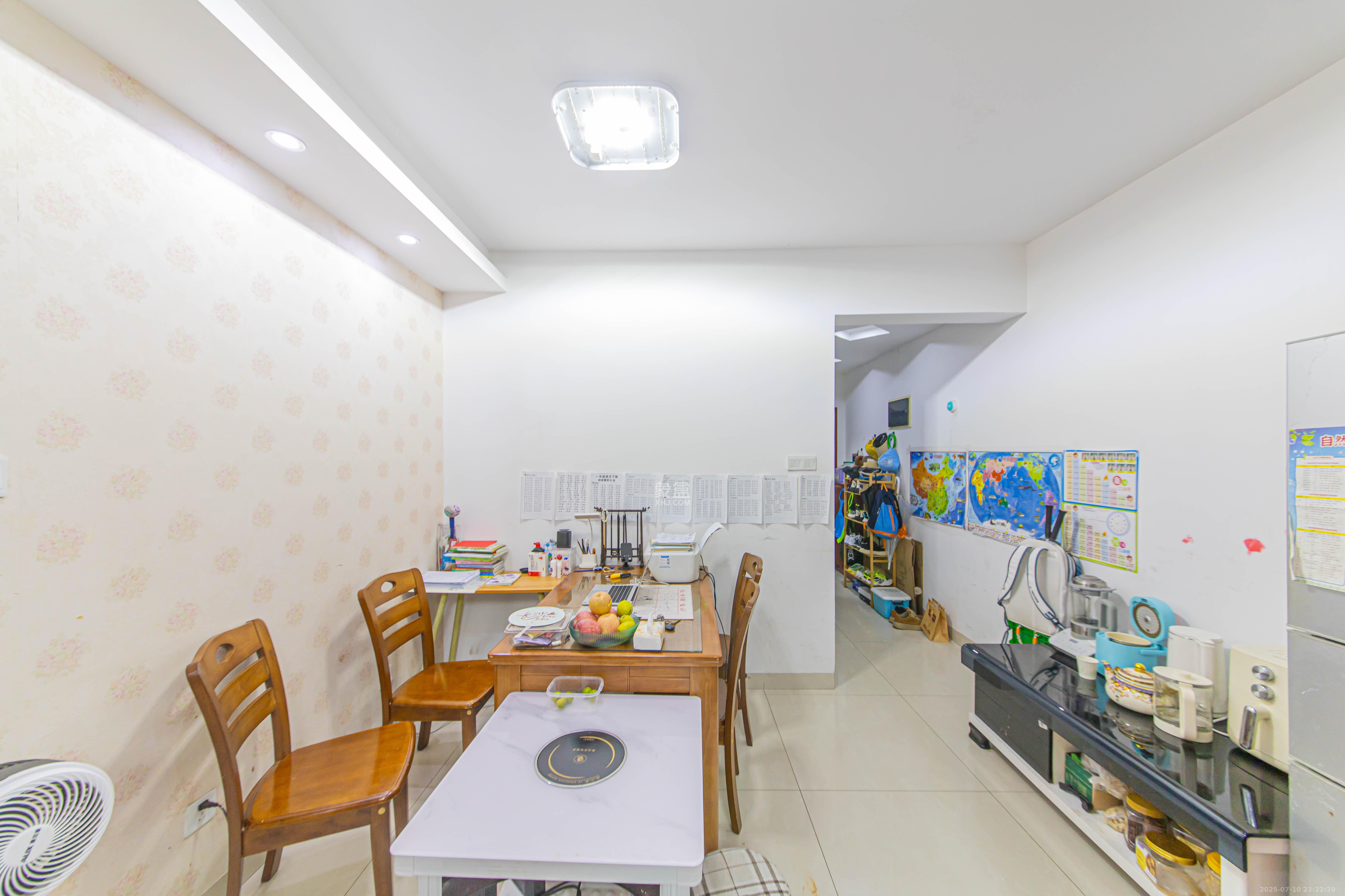 保利花园  1室2厅1卫    68.0万客厅