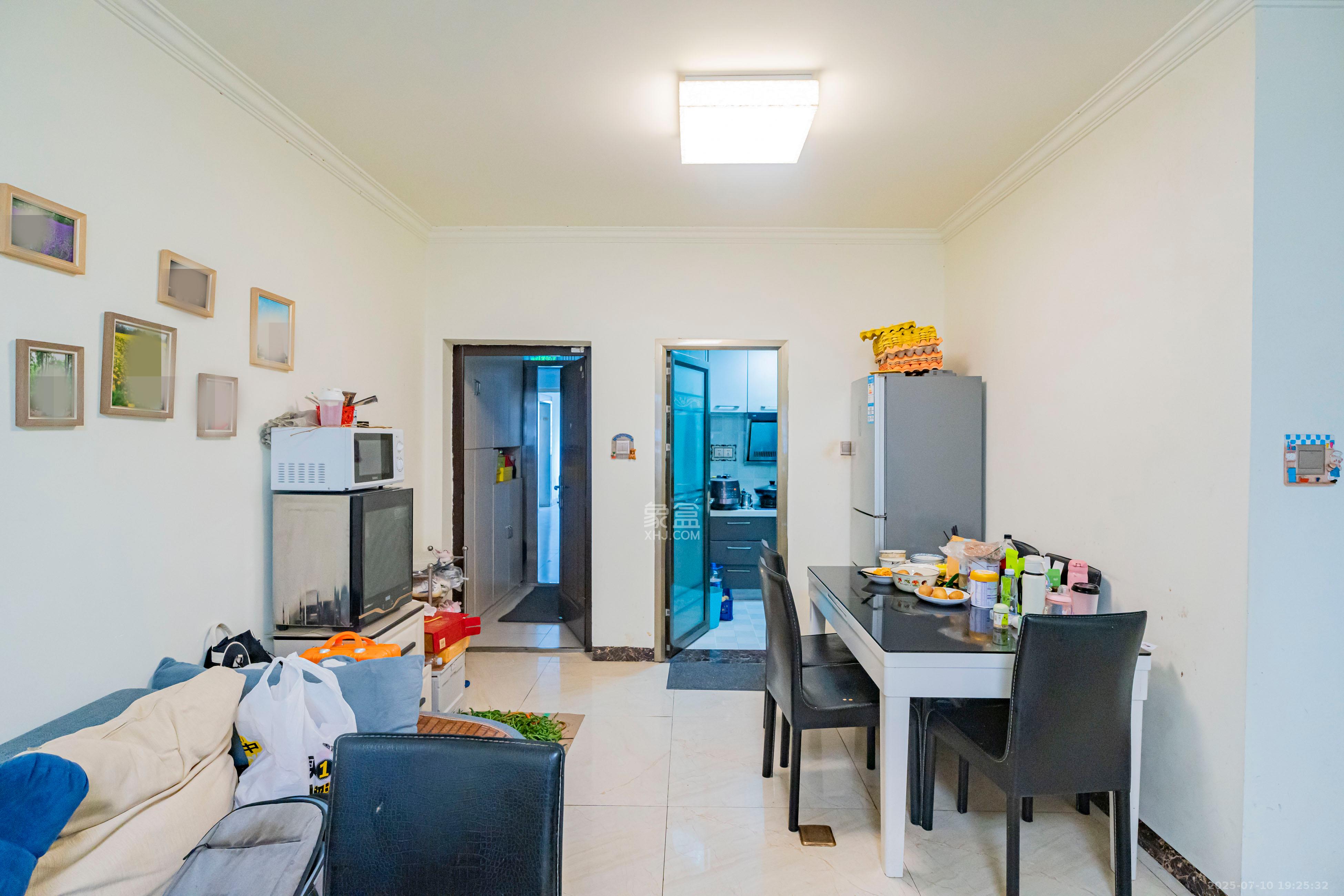 绿洲花园  3室2厅1卫    90.0万 绿洲花园  3室2厅1卫    90.0万客厅