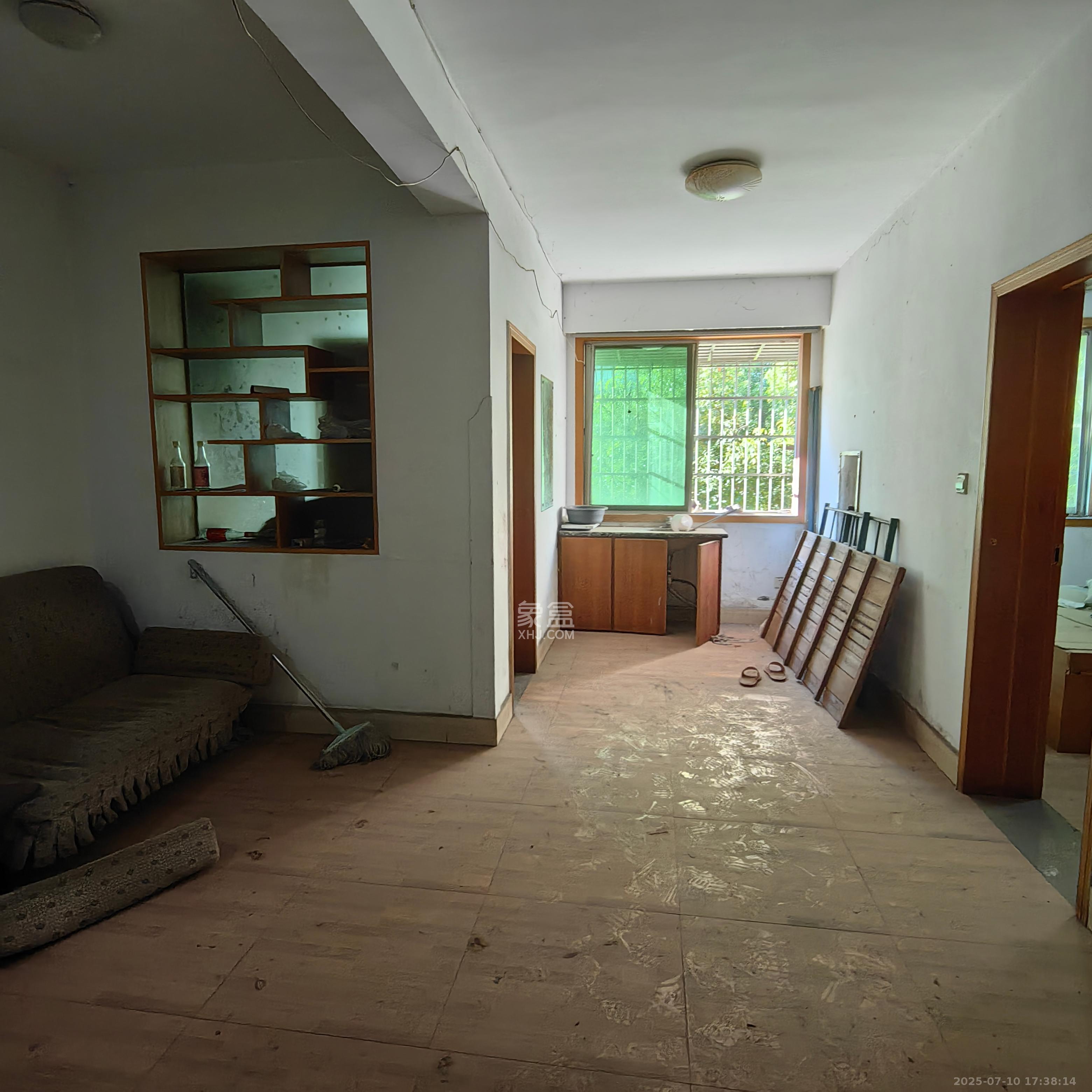 中南汽车世界 3室2厅1卫 1300.0元/月 中南汽车世界 3室2厅1卫 1300.0元/月室内图