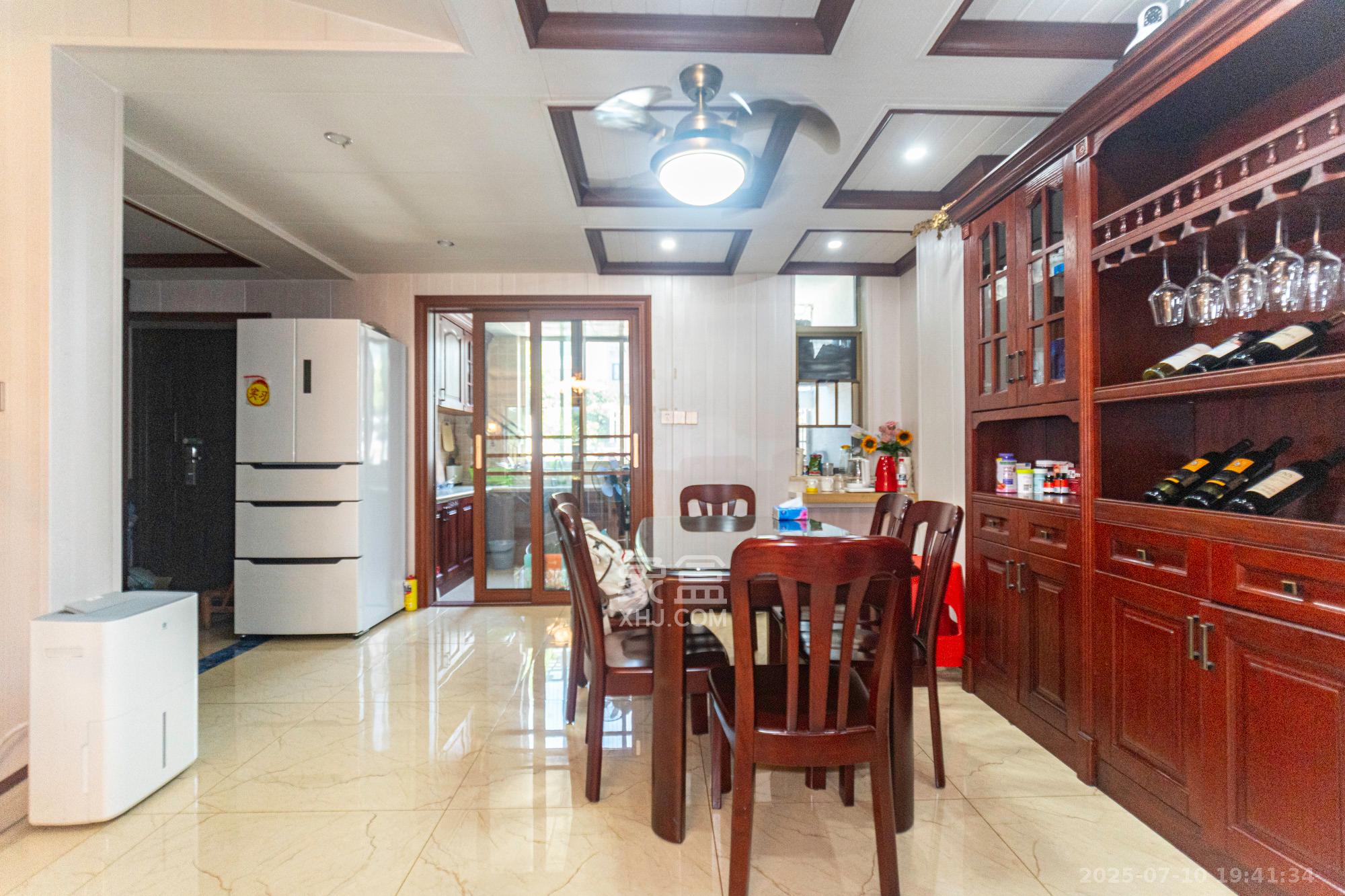 碧桂园威尼斯城  6室2厅4卫    355.0万 碧桂园威尼斯城  6室2厅4卫    355.0万客厅