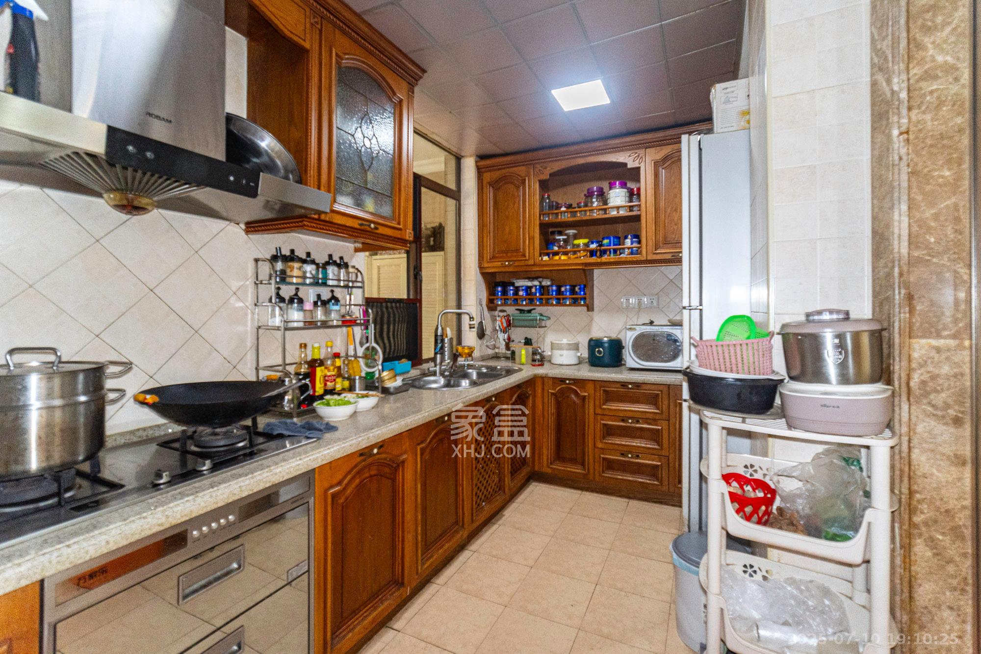 山水湾  5室2厅4卫    498.0万 山水湾  5室2厅4卫    498.0万厨房