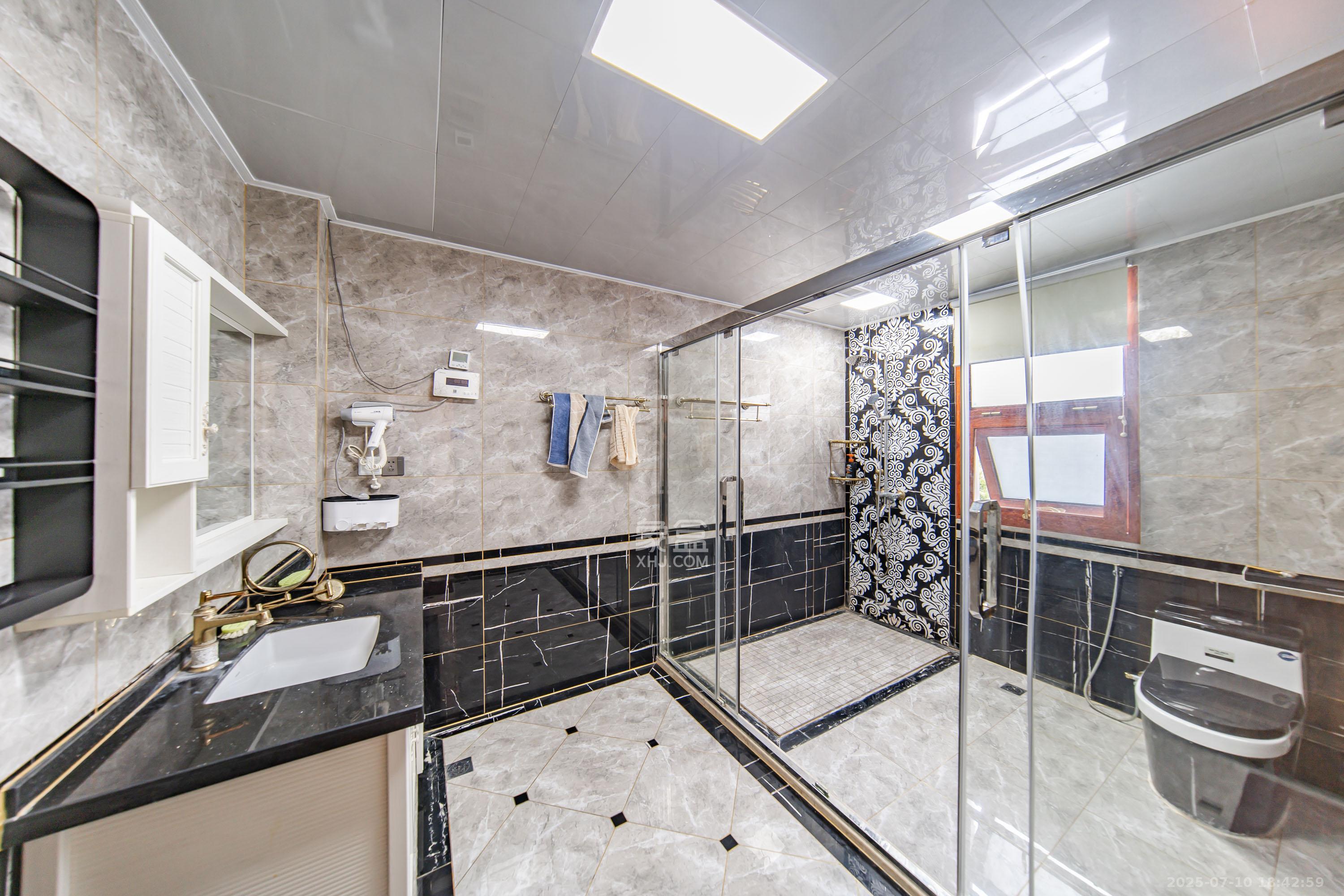 金科东方大院五期  5室2厅3卫    590.0万 金科东方大院五期  5室2厅3卫    590.0万卫生间