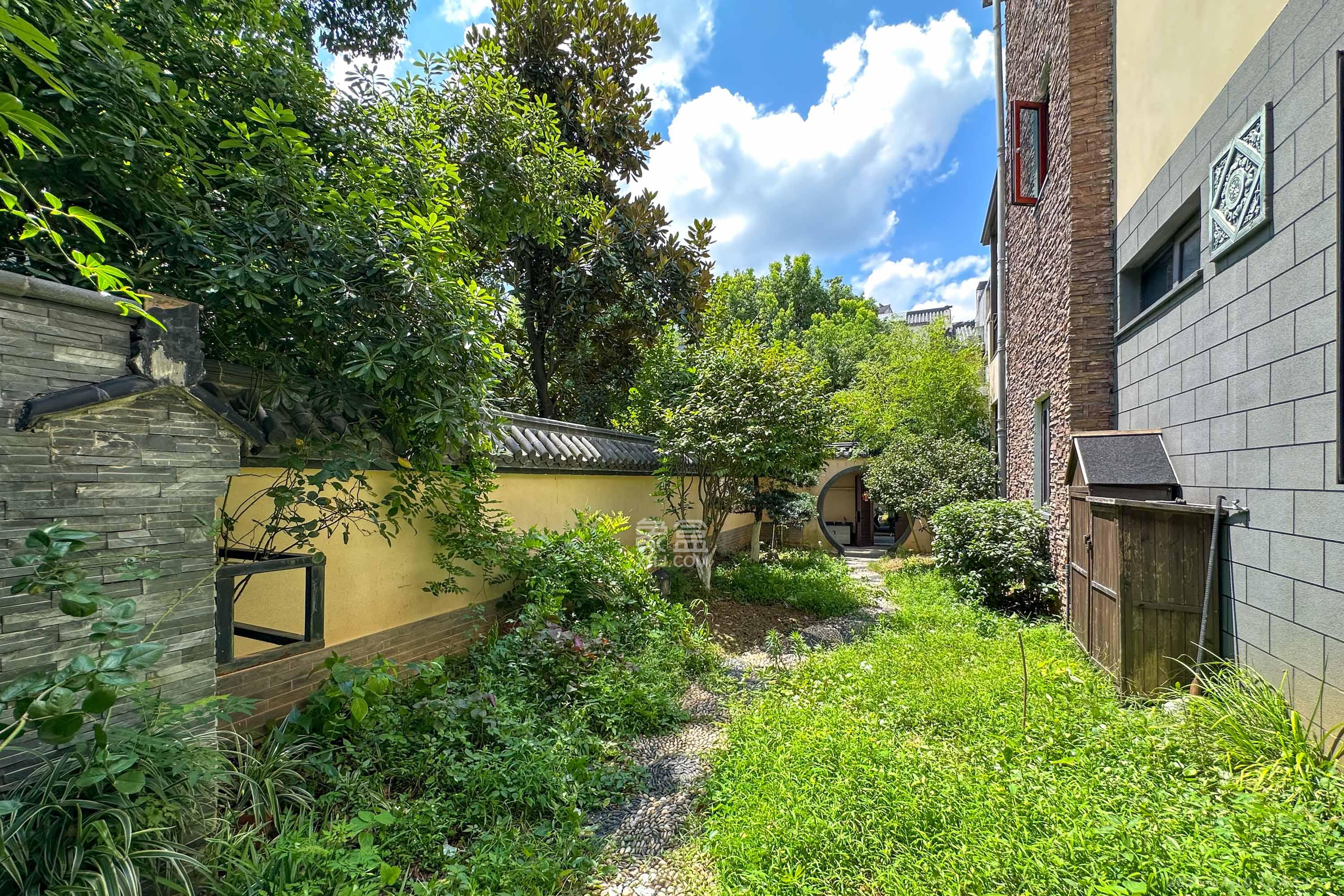 金科东方大院五期  5室2厅3卫    590.0万其他