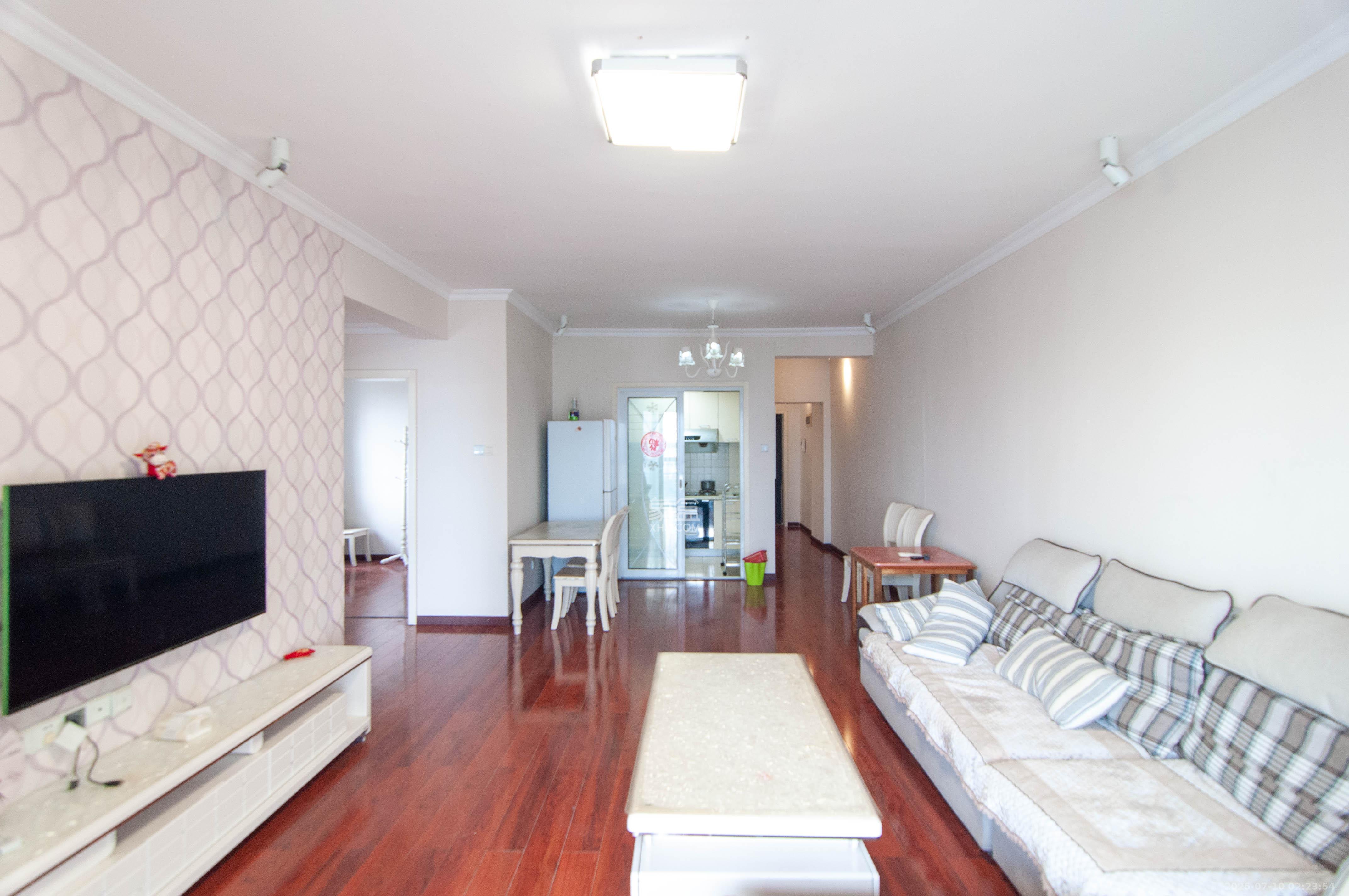 海林馨香雅苑  3室2厅1卫    73.8万 海林馨香雅苑  3室2厅1卫    73.8万客厅