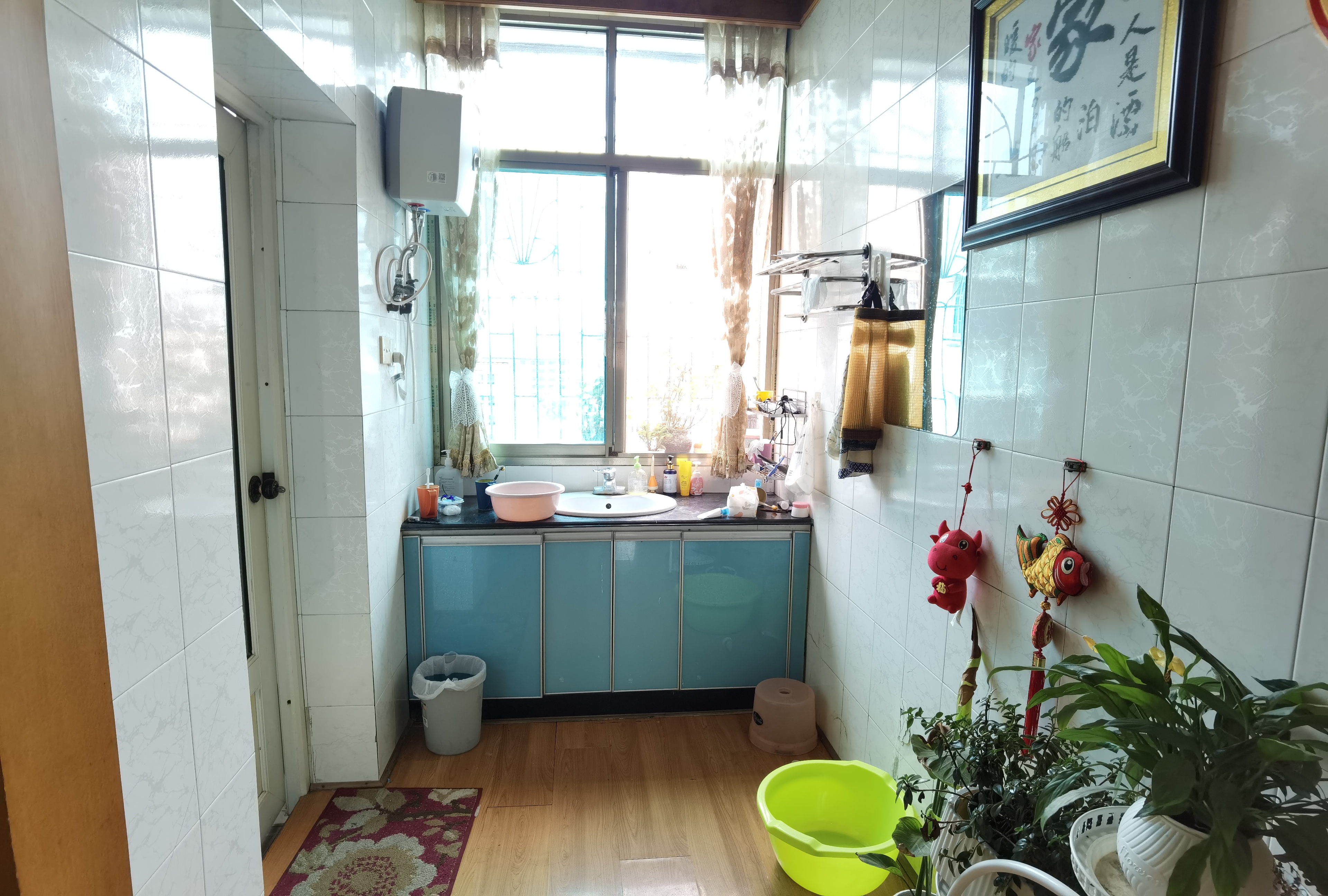 三中(校内)家属院  3室2厅2卫   120.00万客厅