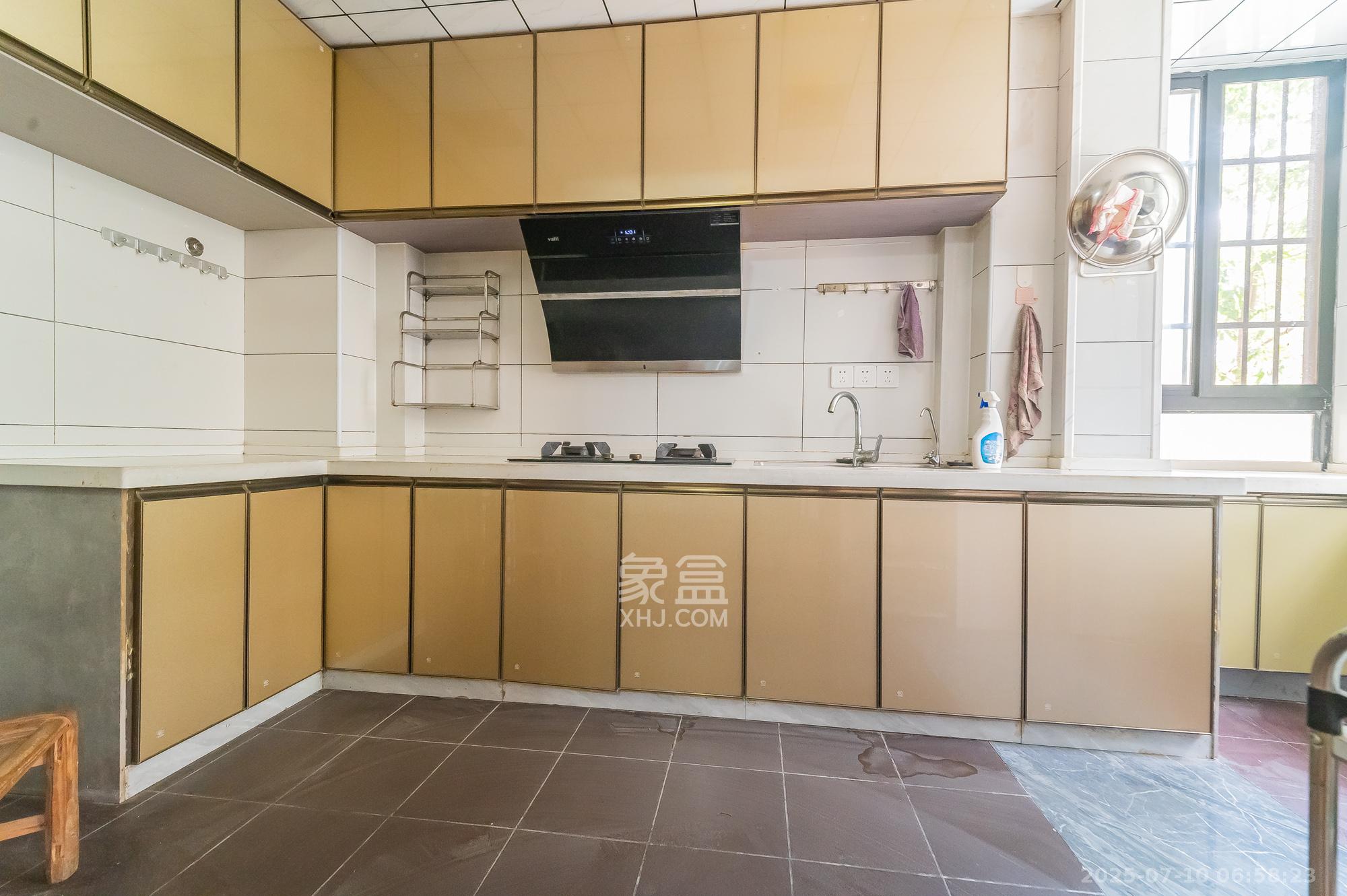 深业睿城  4室2厅2卫    112.0万厨房