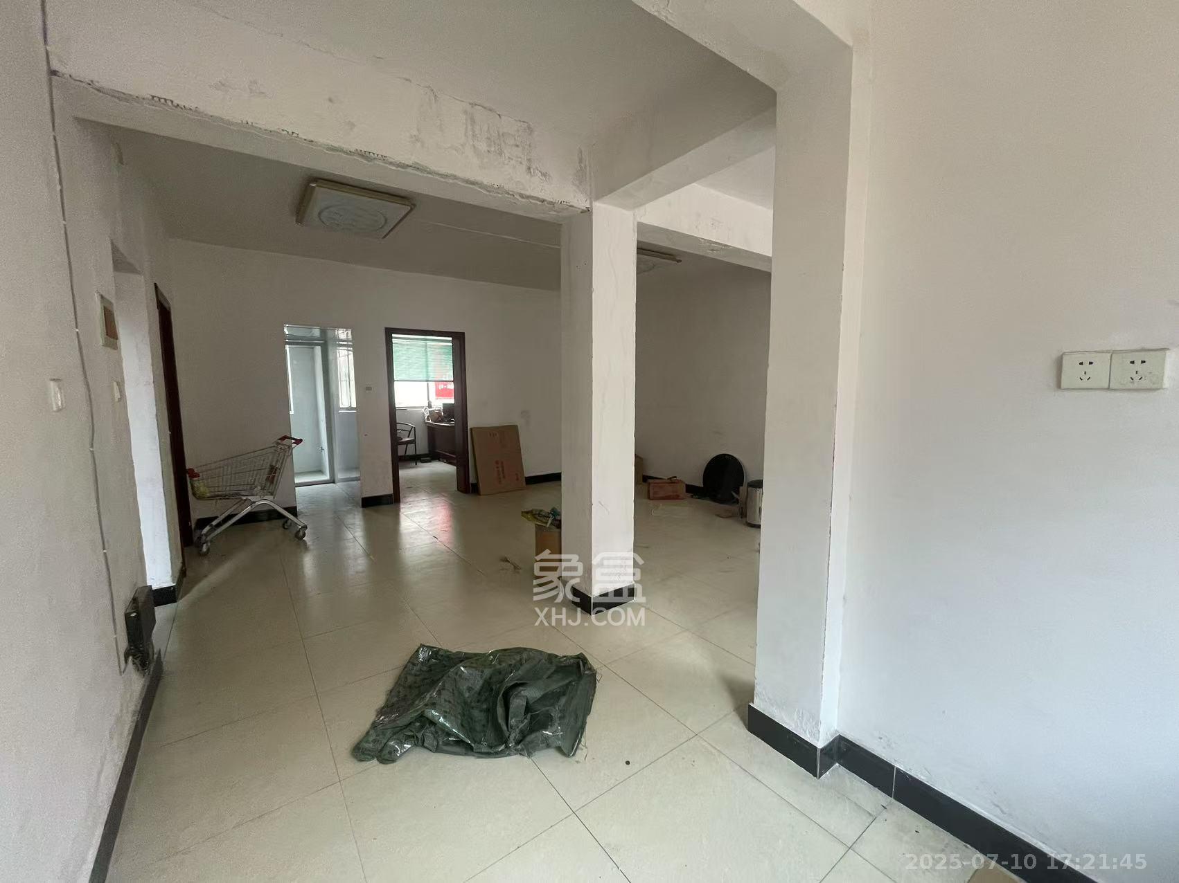 高桥火焰市场 8室3厅5卫 4000.0元/月 高桥火焰市场 8室3厅5卫 4000.0元/月室内图