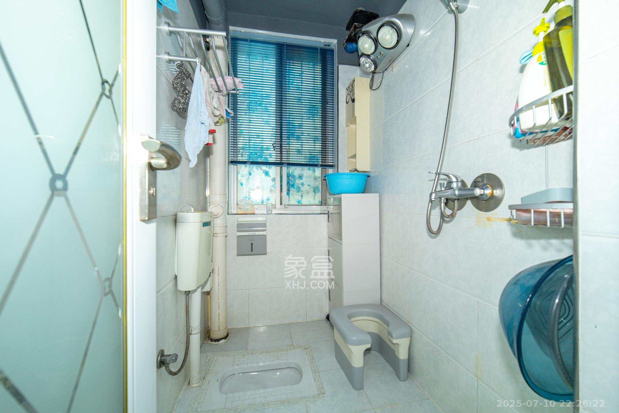 茶叶大市场“山水茗园”  3室2厅2卫    55.0万卫生间