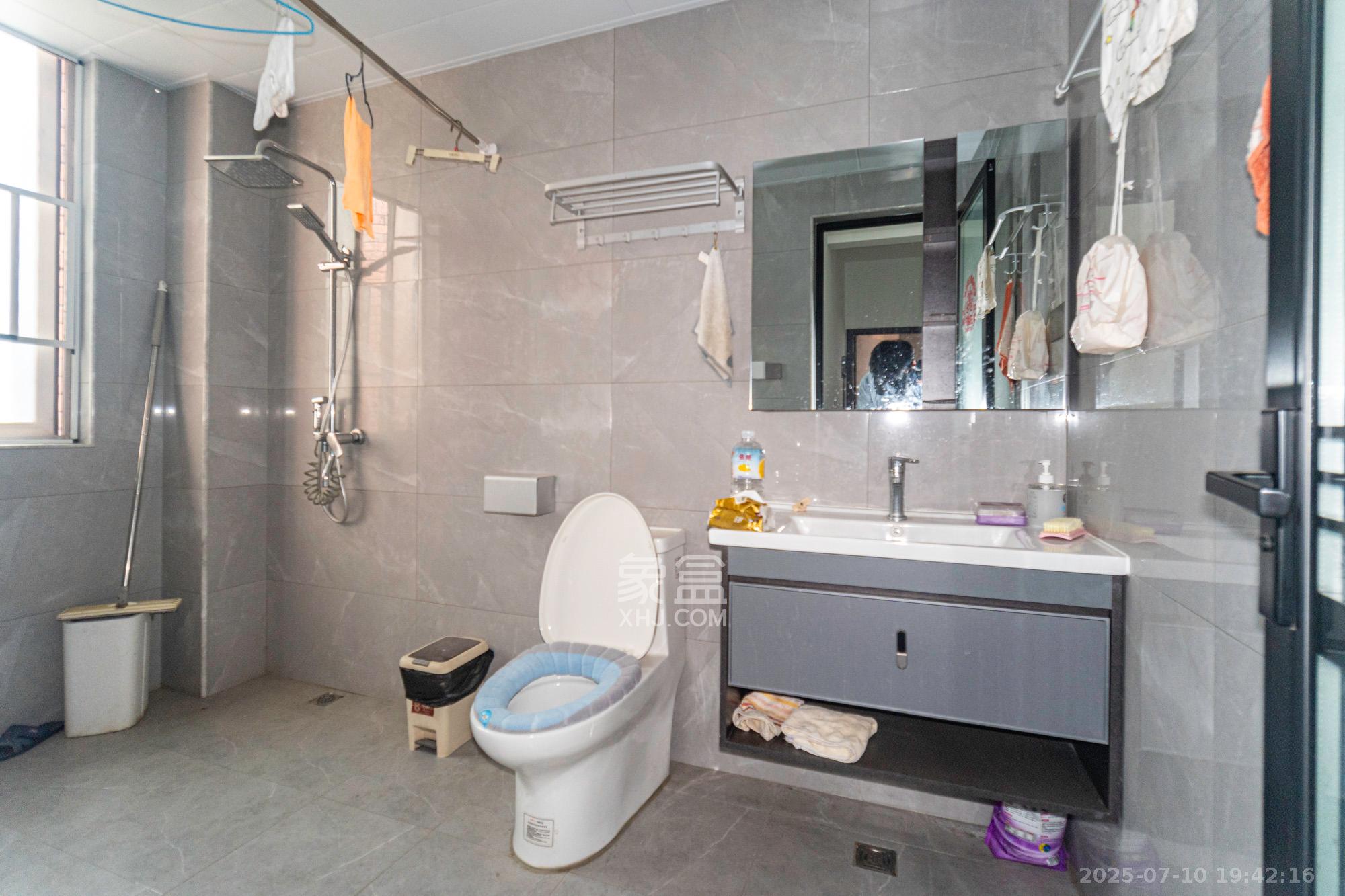 金地艺境 6室3厅2卫 246.8万 金地艺境 6室3厅2卫 246.8万卫生间