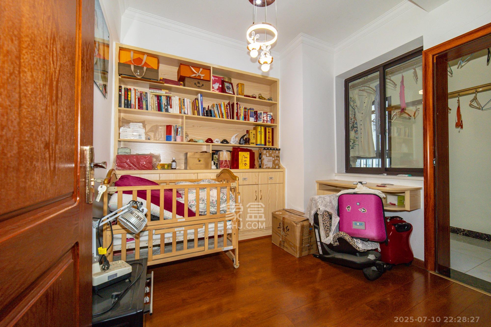 星湖湾一期高层  4室2厅2卫    109.9万 星湖湾一期高层  4室2厅2卫    109.9万卧室