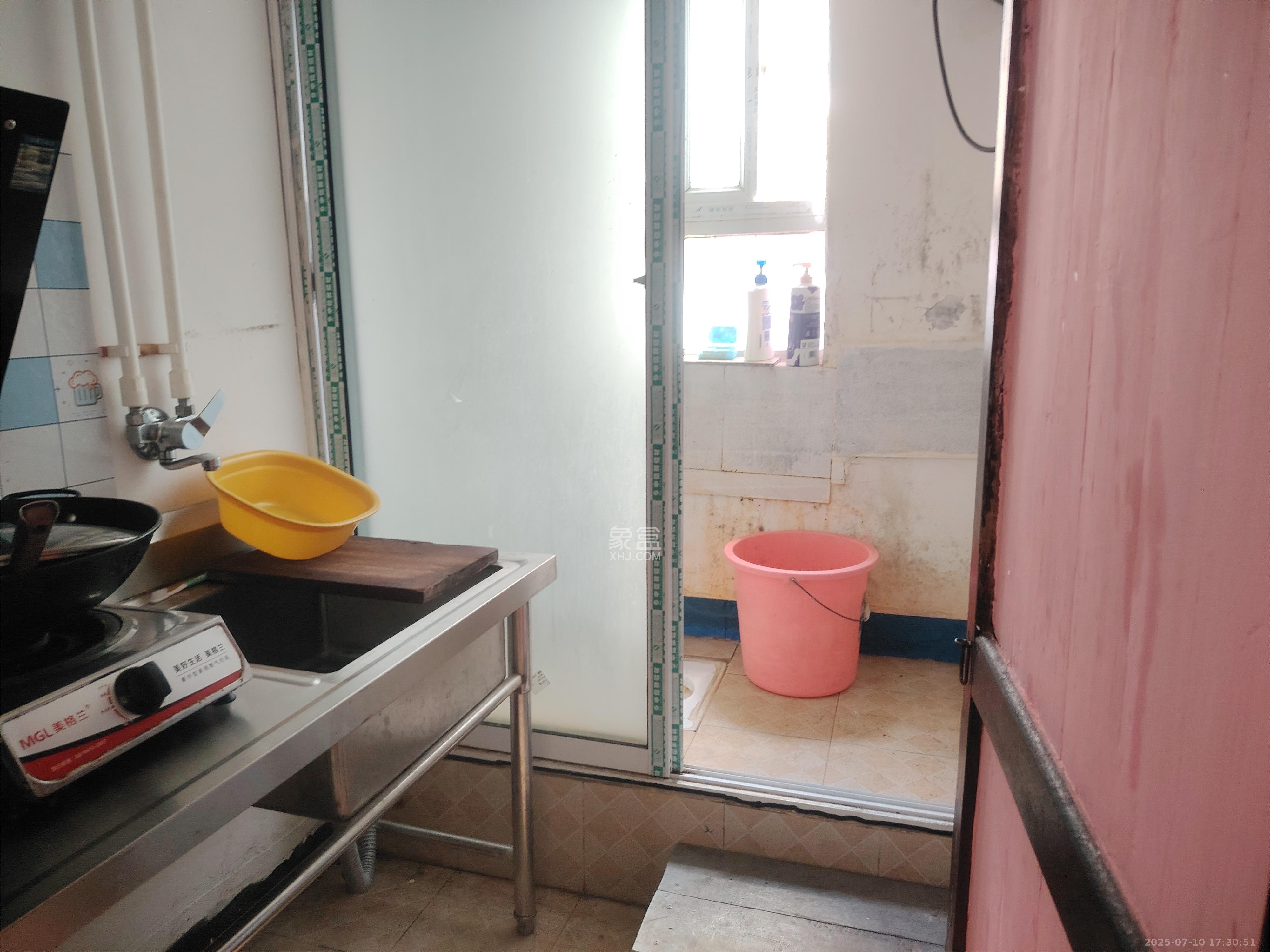 八一路散盘 2室1厅1卫 2100.0元/月 八一路散盘 2室1厅1卫 2100.0元/月室内图