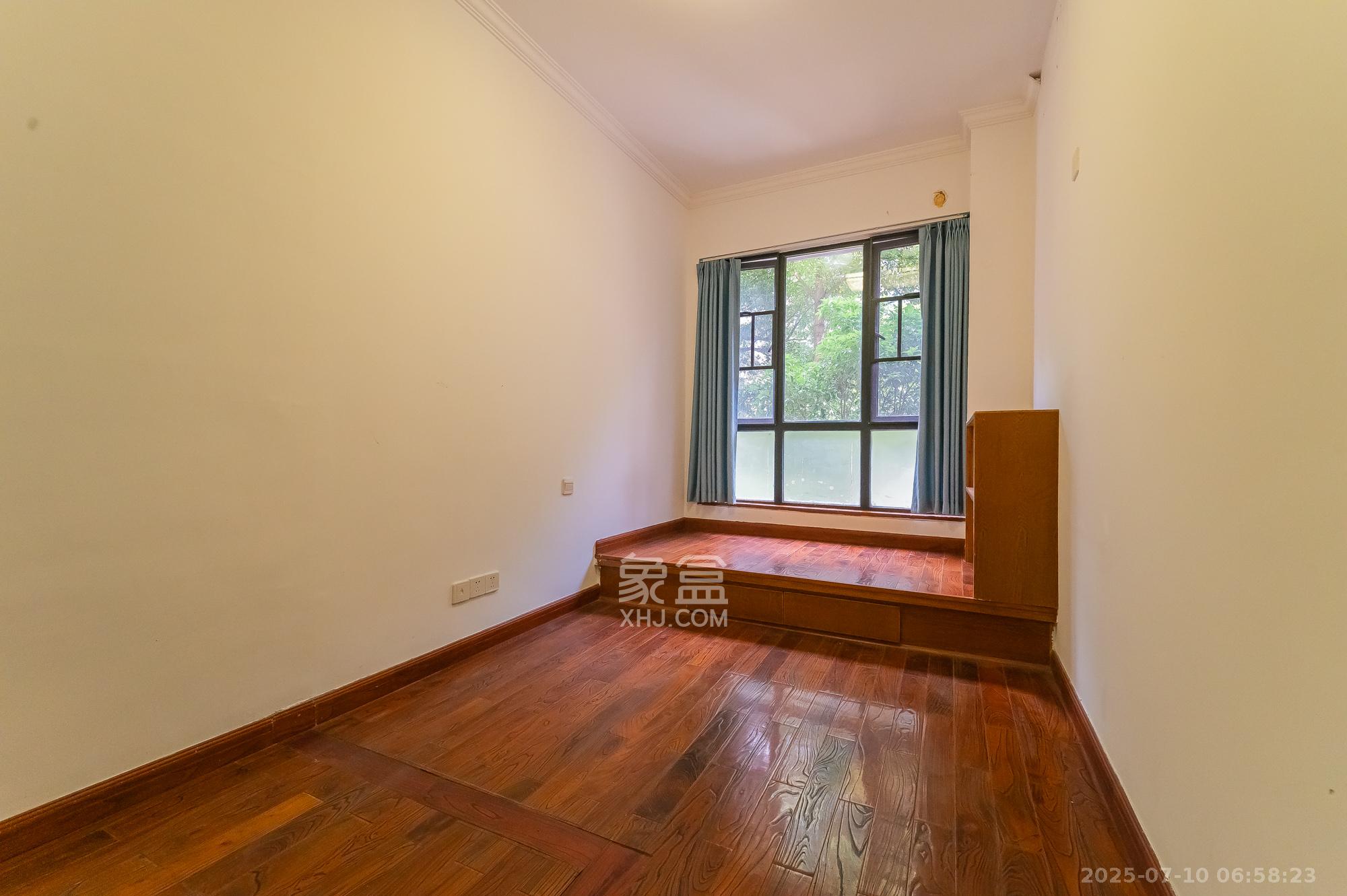 深业睿城  4室2厅2卫    112.0万卧室