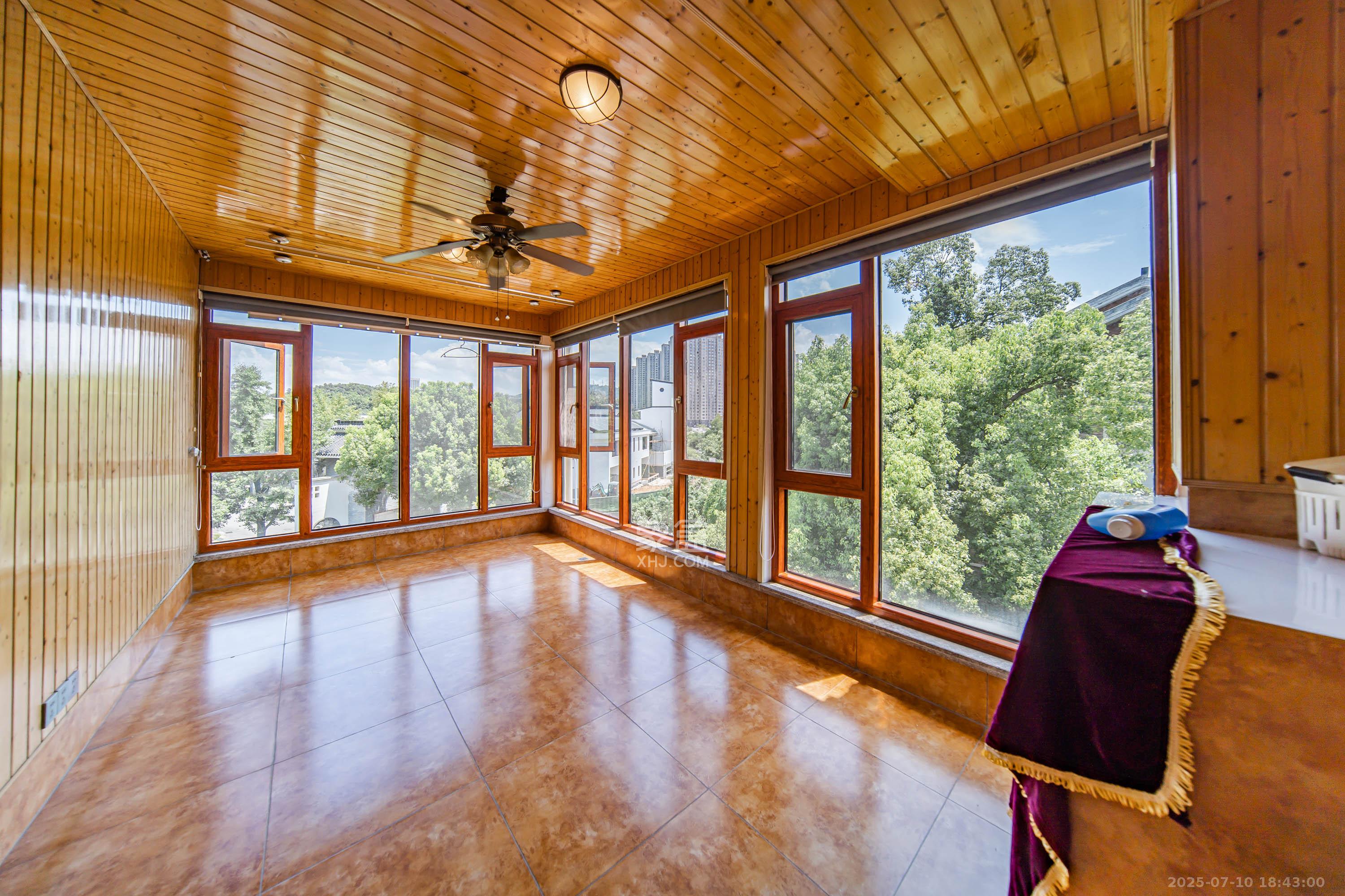 金科东方大院五期  5室2厅3卫    590.0万 金科东方大院五期  5室2厅3卫    590.0万阳台