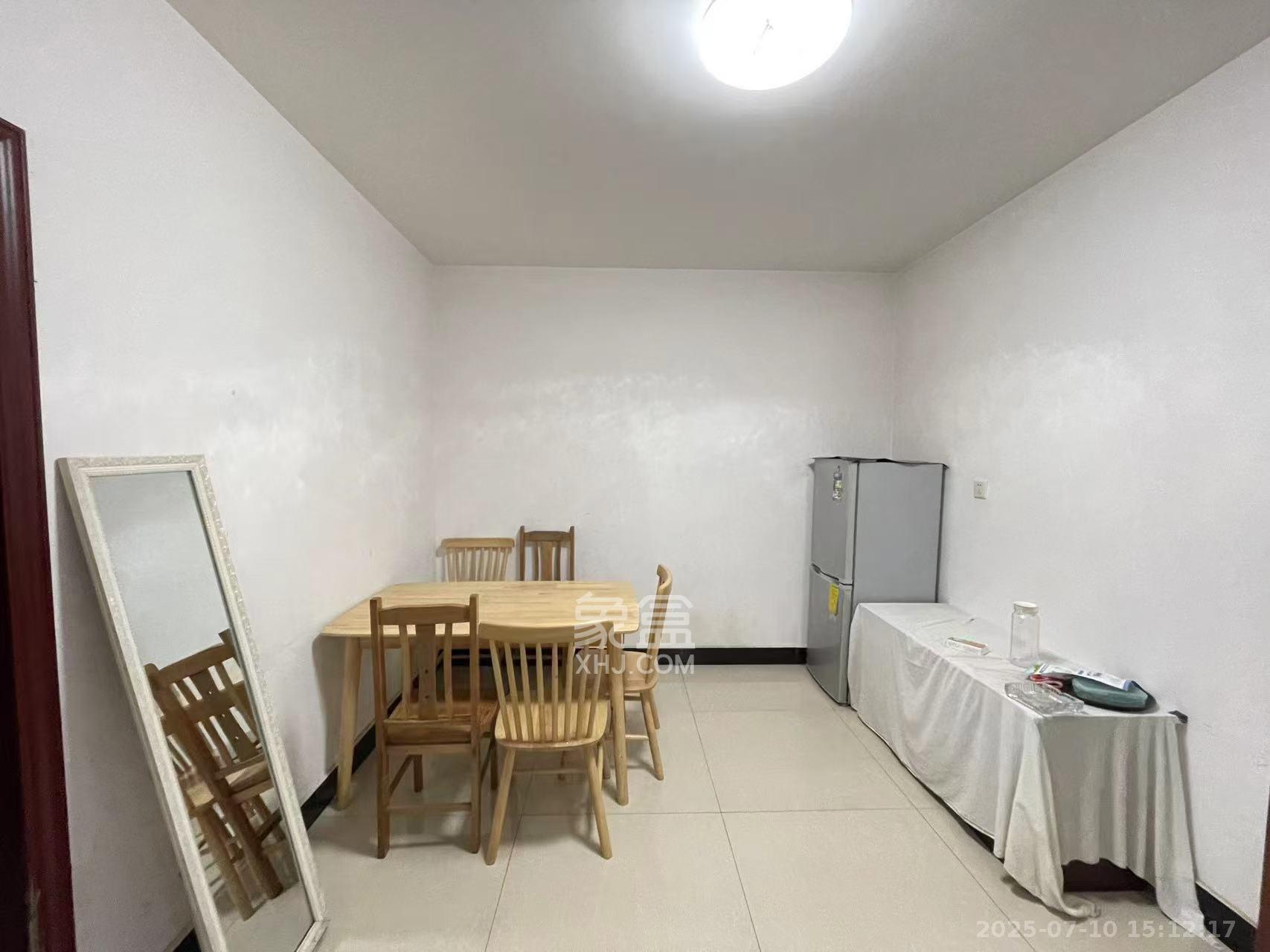 天鸿小区  2室2厅1卫   1700.00元/月室内图
