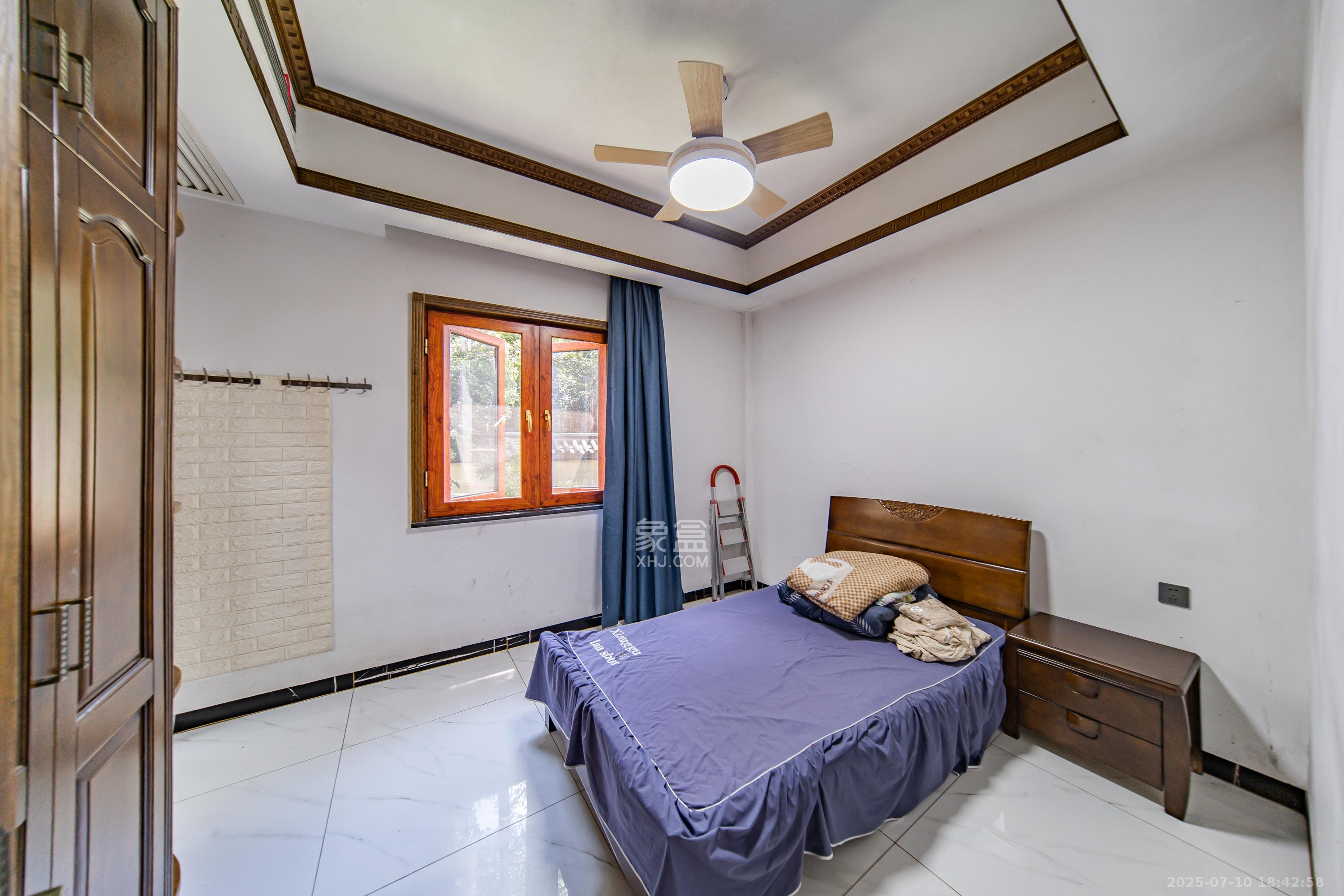 金科东方大院五期  5室2厅3卫    590.0万 金科东方大院五期  5室2厅3卫    590.0万卧室