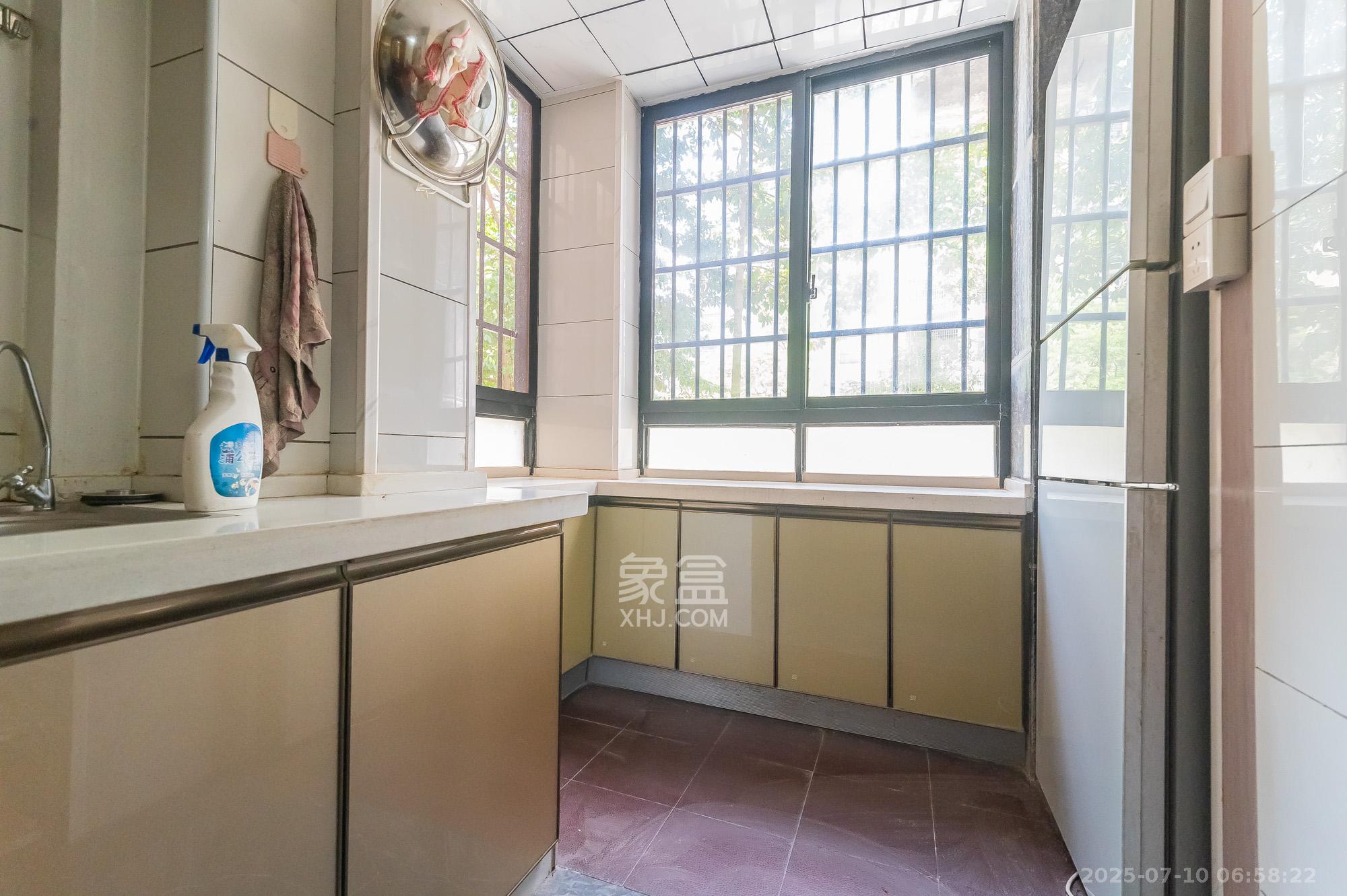 深业睿城  4室2厅2卫    112.0万厨房