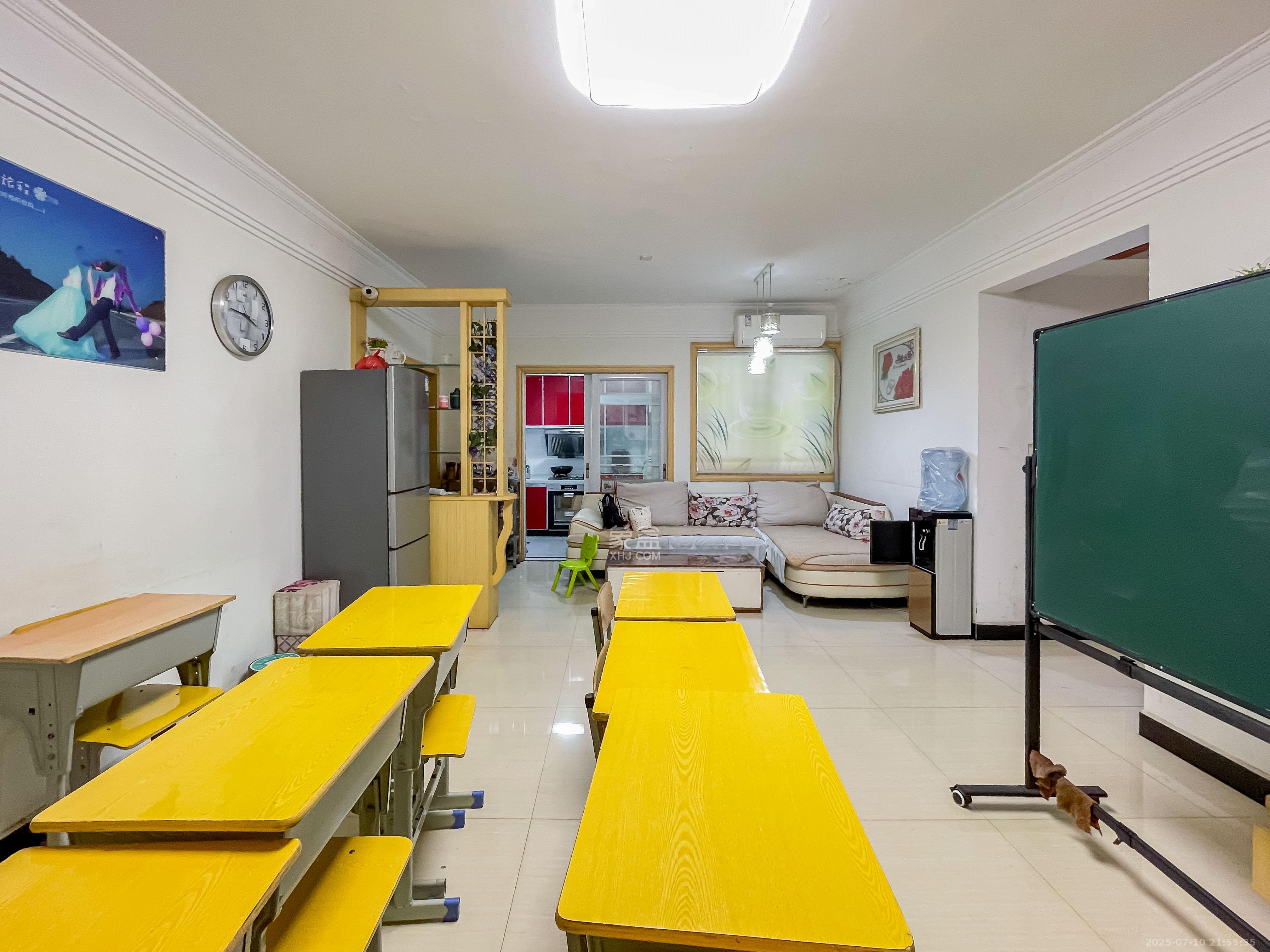 明天一城 2室2厅1卫 35.0万 明天一城 2室2厅1卫 35.0万客厅