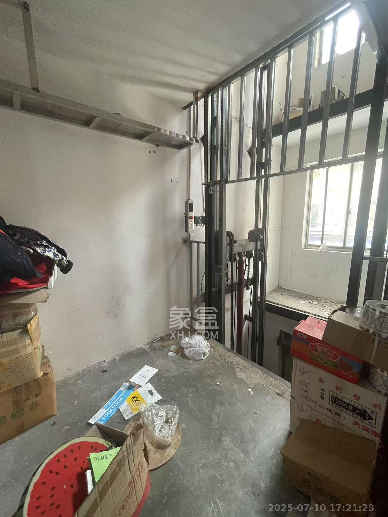 高桥火焰市场 8室3厅5卫 4000.0元/月 高桥火焰市场 8室3厅5卫 4000.0元/月室内图