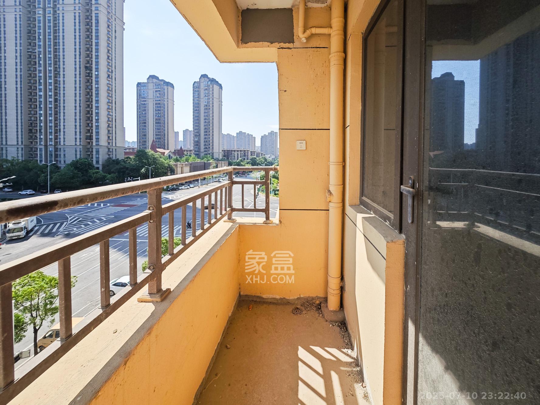 绿地海外滩二期  4室2厅2卫   68.00万阳台