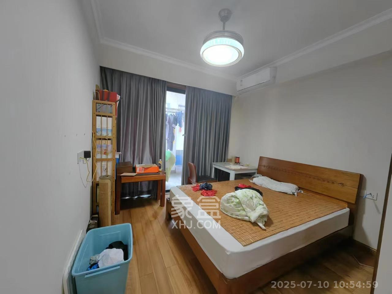 八方小区C区  4室2厅2卫   6800.00元/月室内图