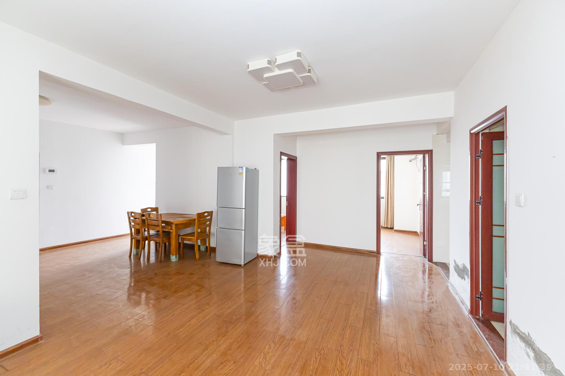 明发国际城  4室2厅2卫    91.0万 明发国际城  4室2厅2卫    91.0万客厅