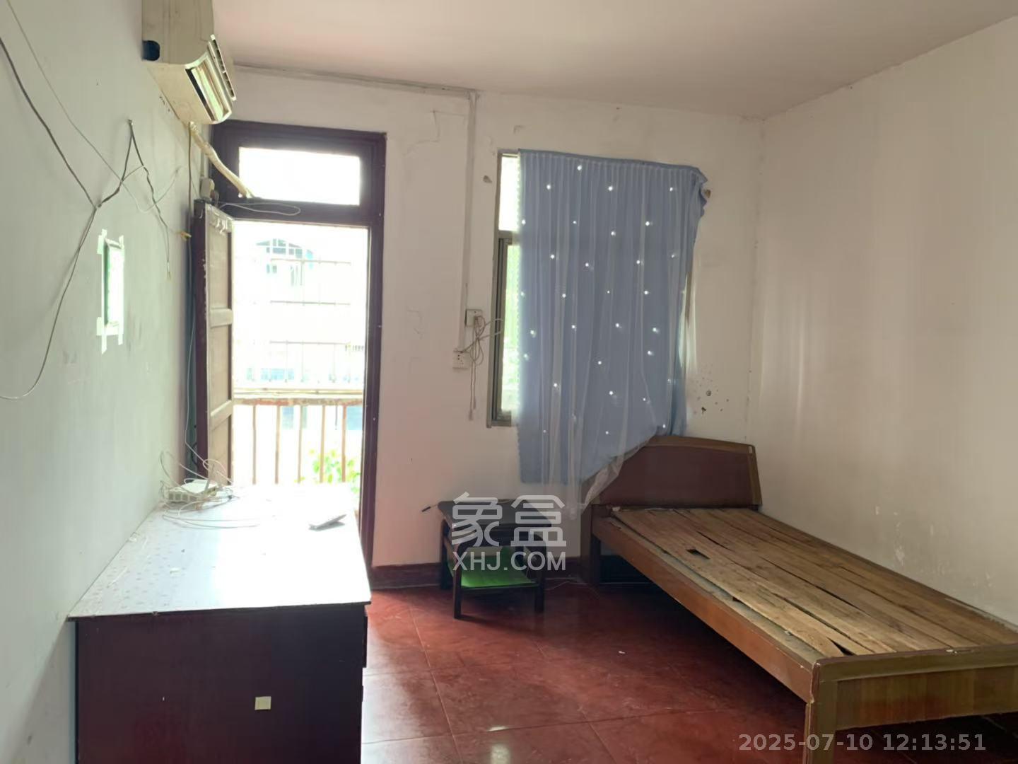 桐荫里社区  2室1厅1卫    1300.0元/月 桐荫里社区  2室1厅1卫    1300.0元/月